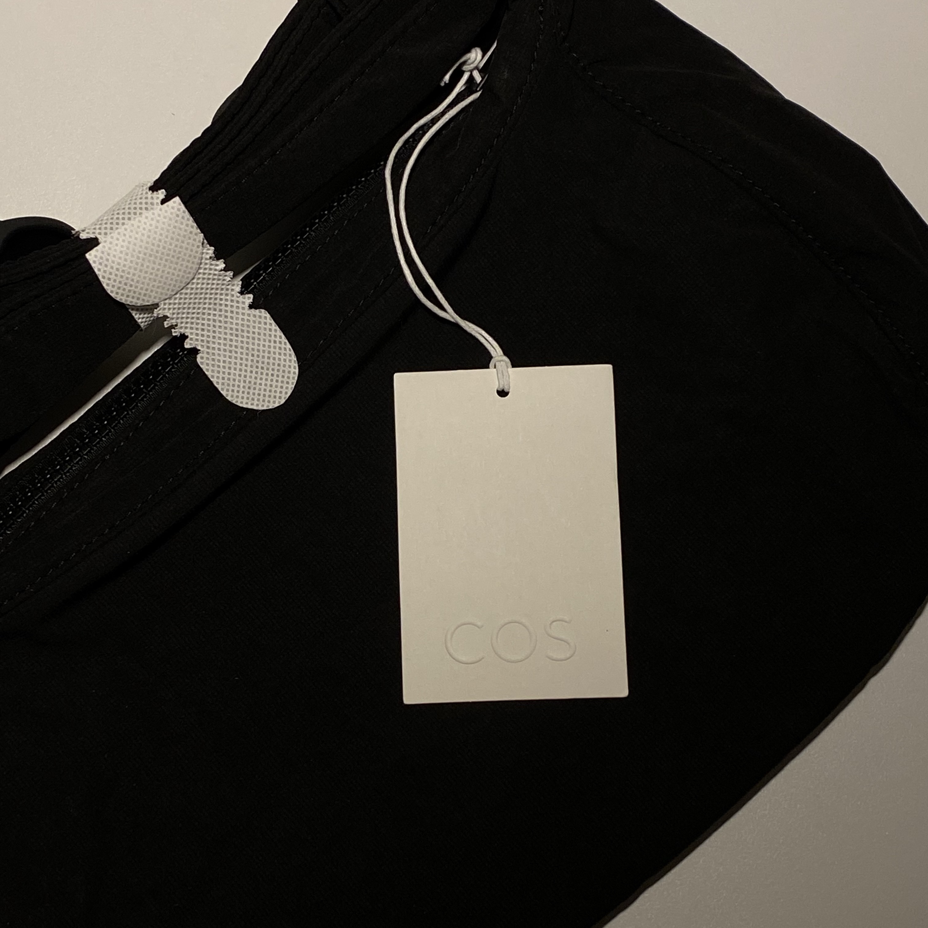 COS Nylon Crossbody Saddle Bag Black 착용 스타일