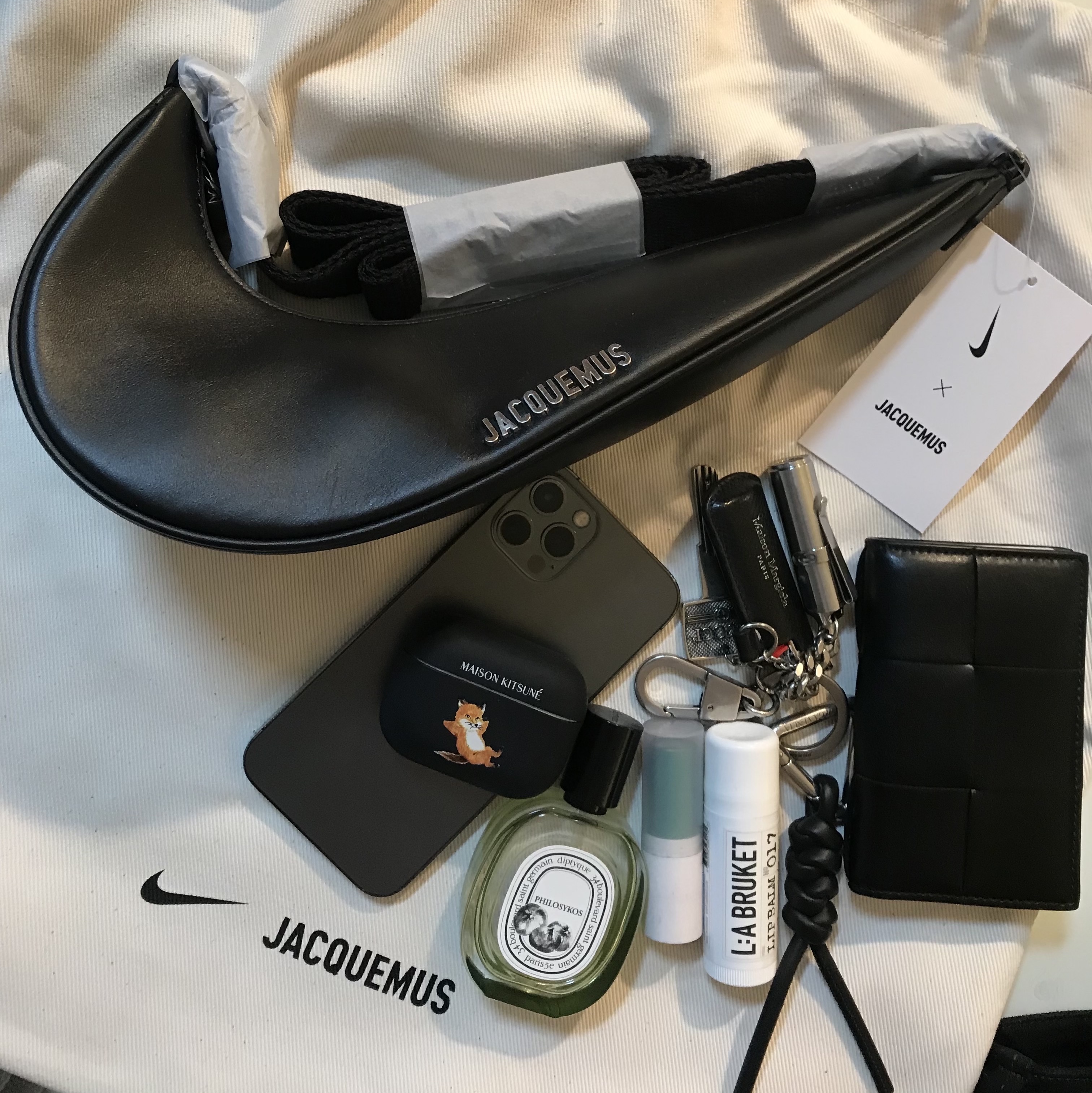 Jacquemus x Nike Le sac Small Swoosh Bag Dark Brown, Bottega Veneta Flap Card Case Black 착용 스타일
