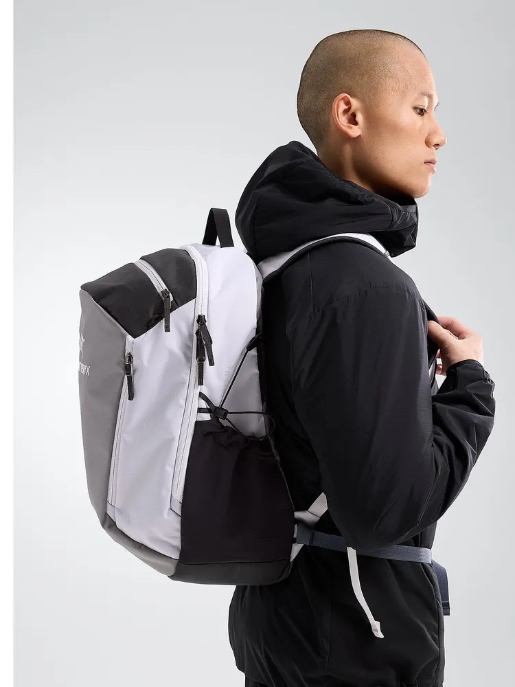Arc'teryx x Beams Mantis 26 Backpack Tranquil 착용 스타일 - 1