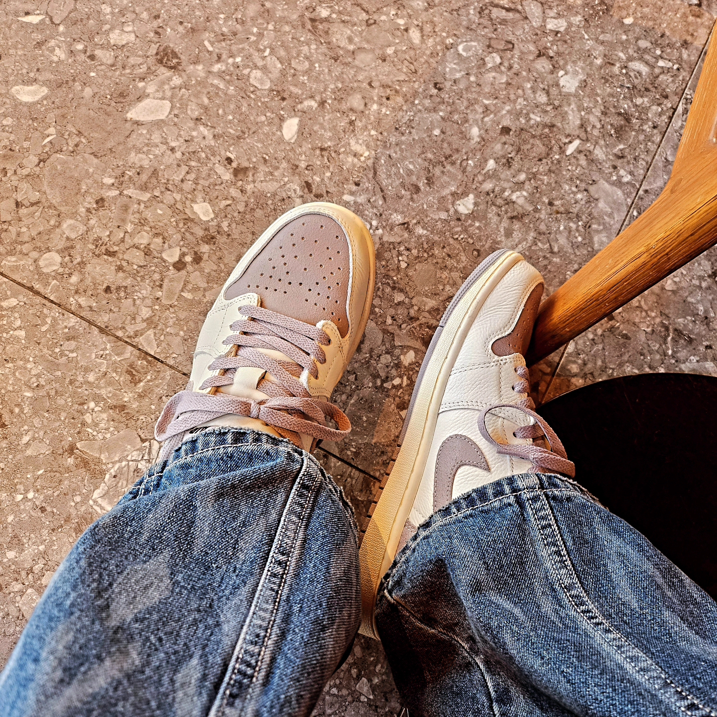 Yeezy Gap Engineered By Balenciaga Padded Denim Jacket Blue, Jordan 1 Retro Low OG Atmosphere Grey 착용 스타일 - 3