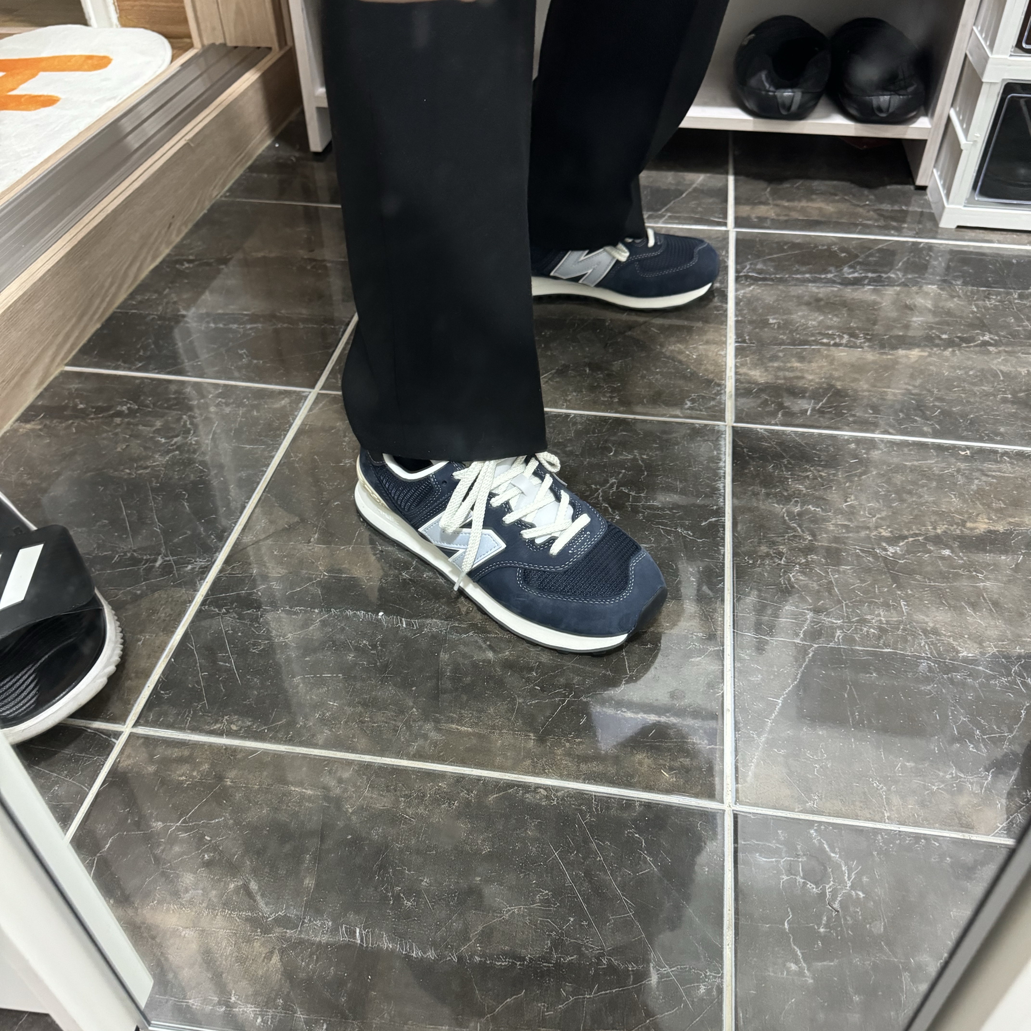 New Balance x Pottery 574 Premium Hard Navy 착용 스타일 - 4