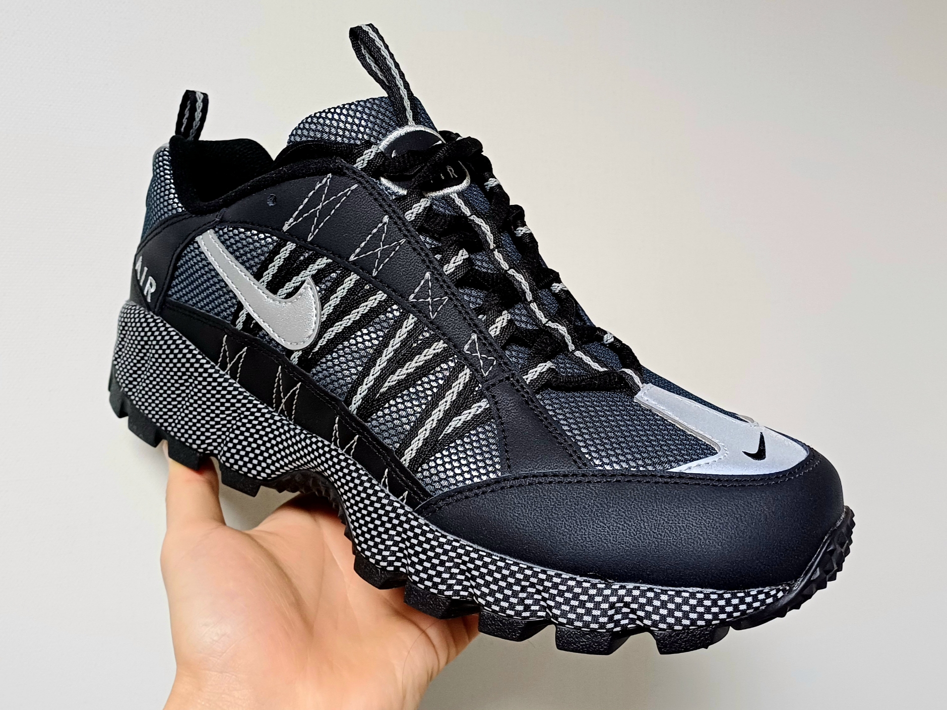 Nike Air Humara Black and Metallic Silver 착용 스타일 - 3