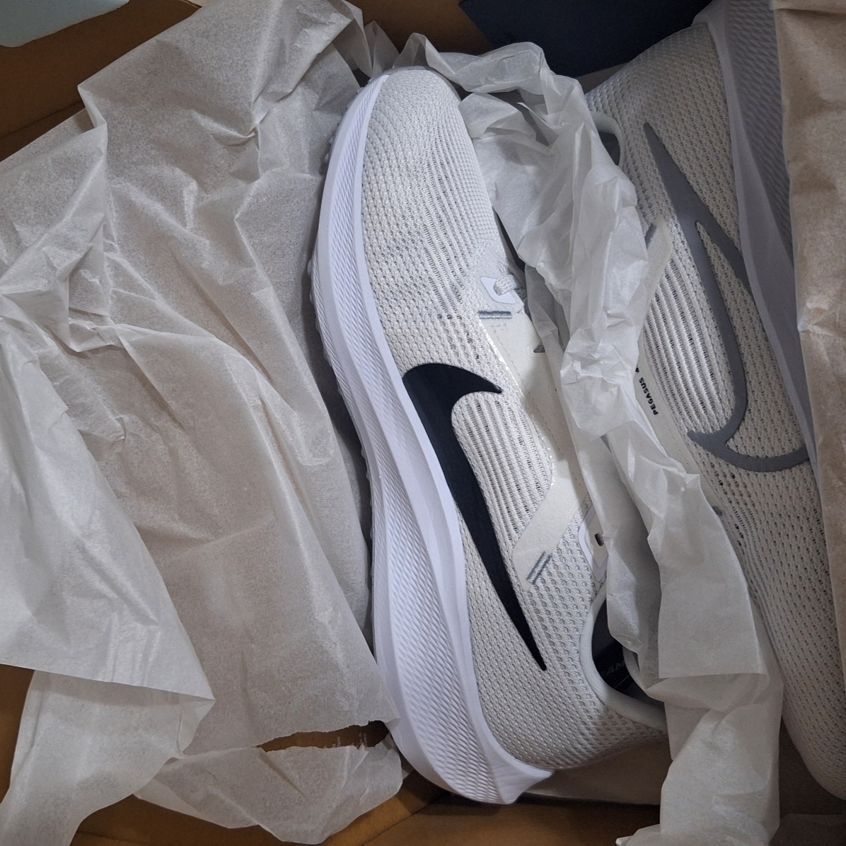 Nike Air Zoom Pegasus 40 White Wolf Grey 착용 스타일