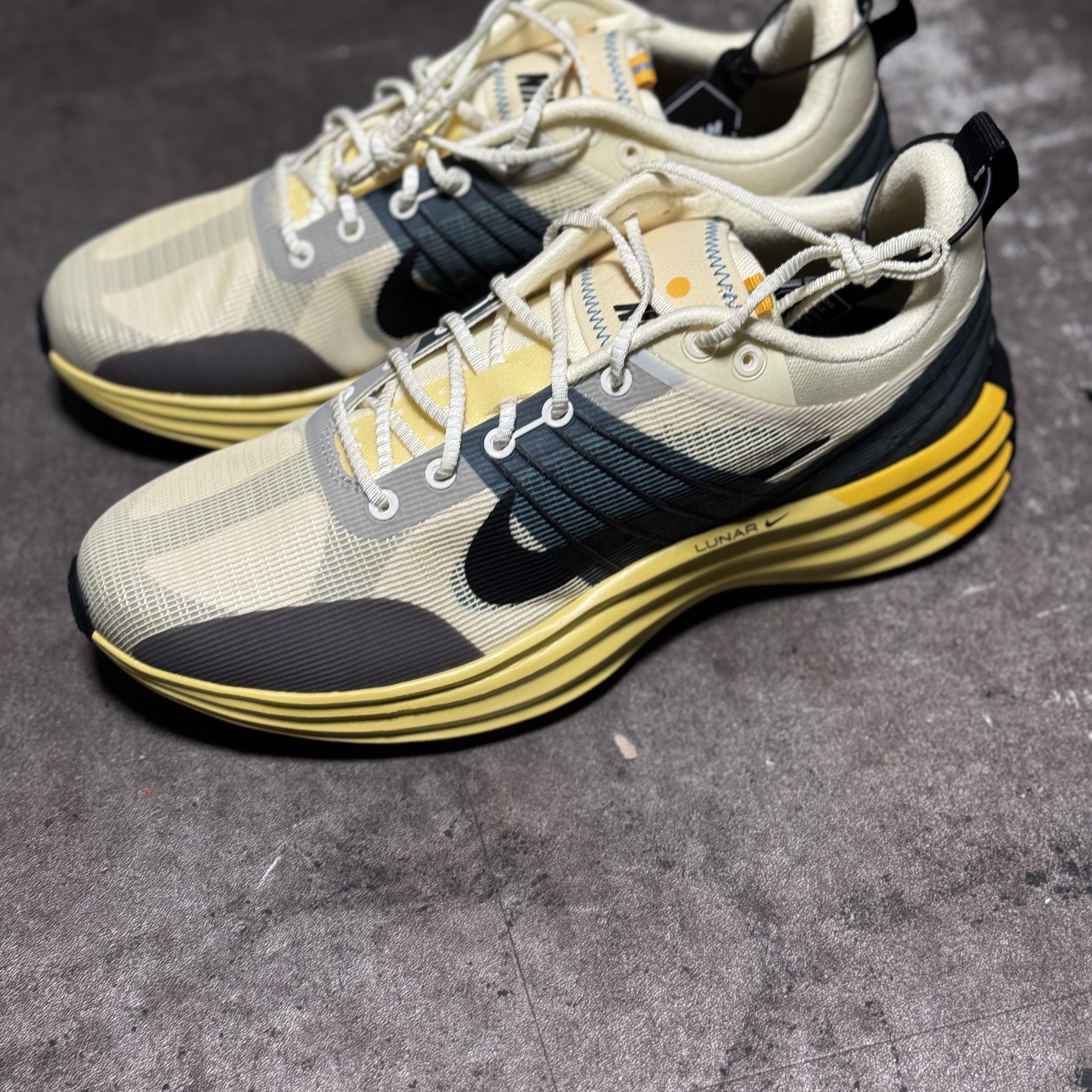 Nike Lunar Roam Alabaster and Green Abyss 착용 스타일