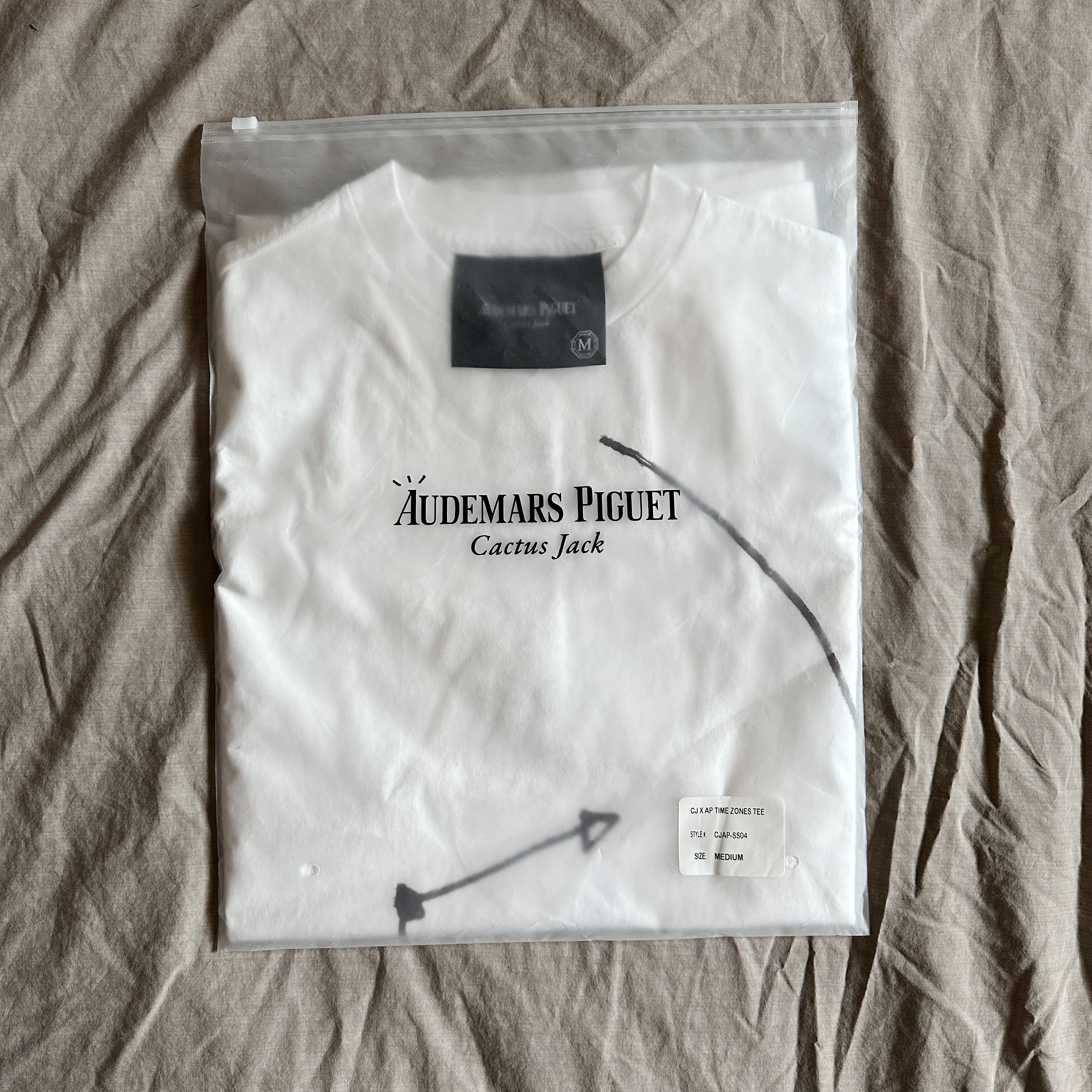 Travis Scott Cactus Jack x Audemars Piguet Time Zones T-Shirt White 착용 스타일 - 1