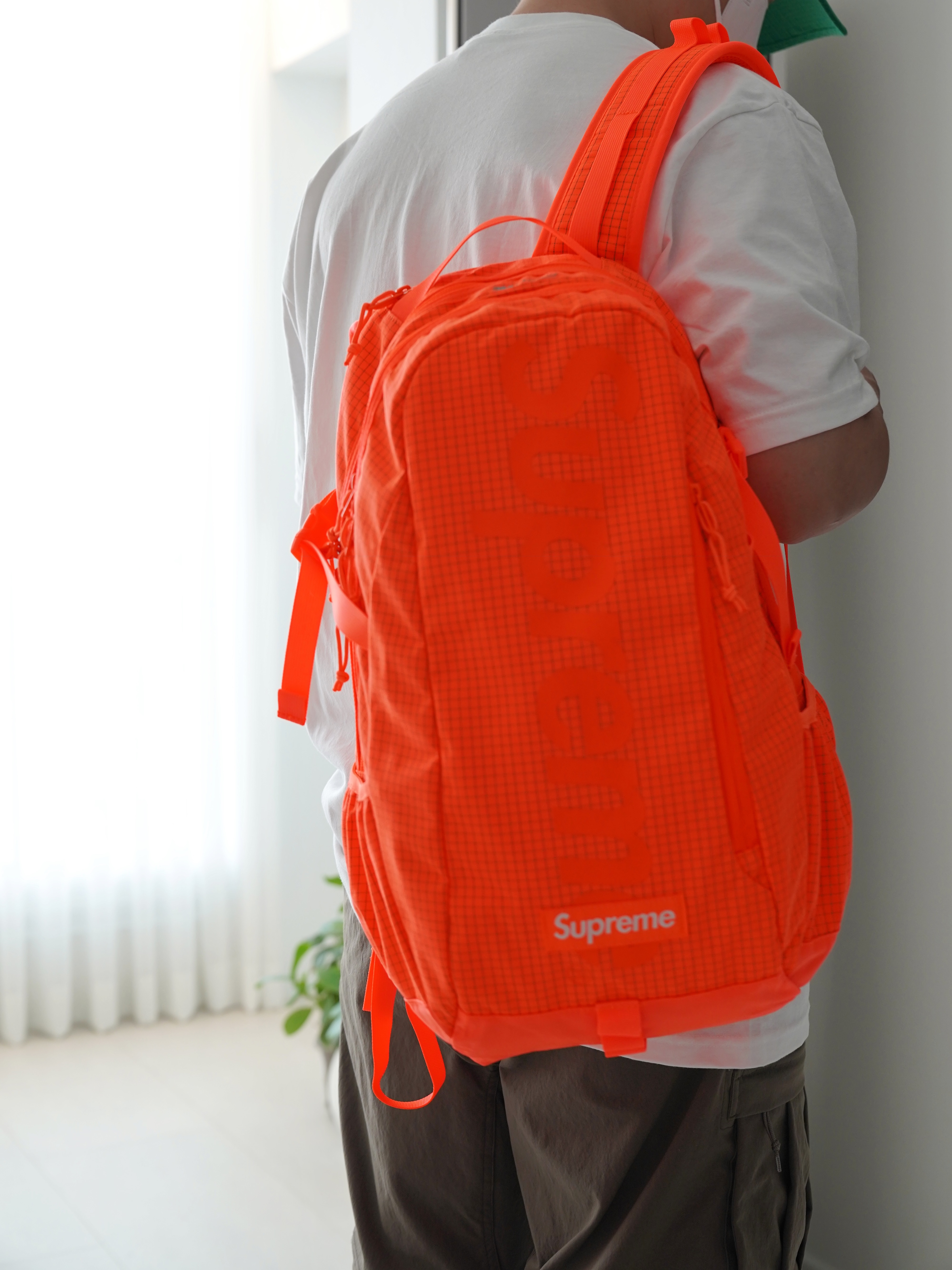 Supreme Backpack Orange - 24SS, Nike NRG ACG Smith Summit Cargo Pants Ironstone - Asia 착용 스타일 - 1