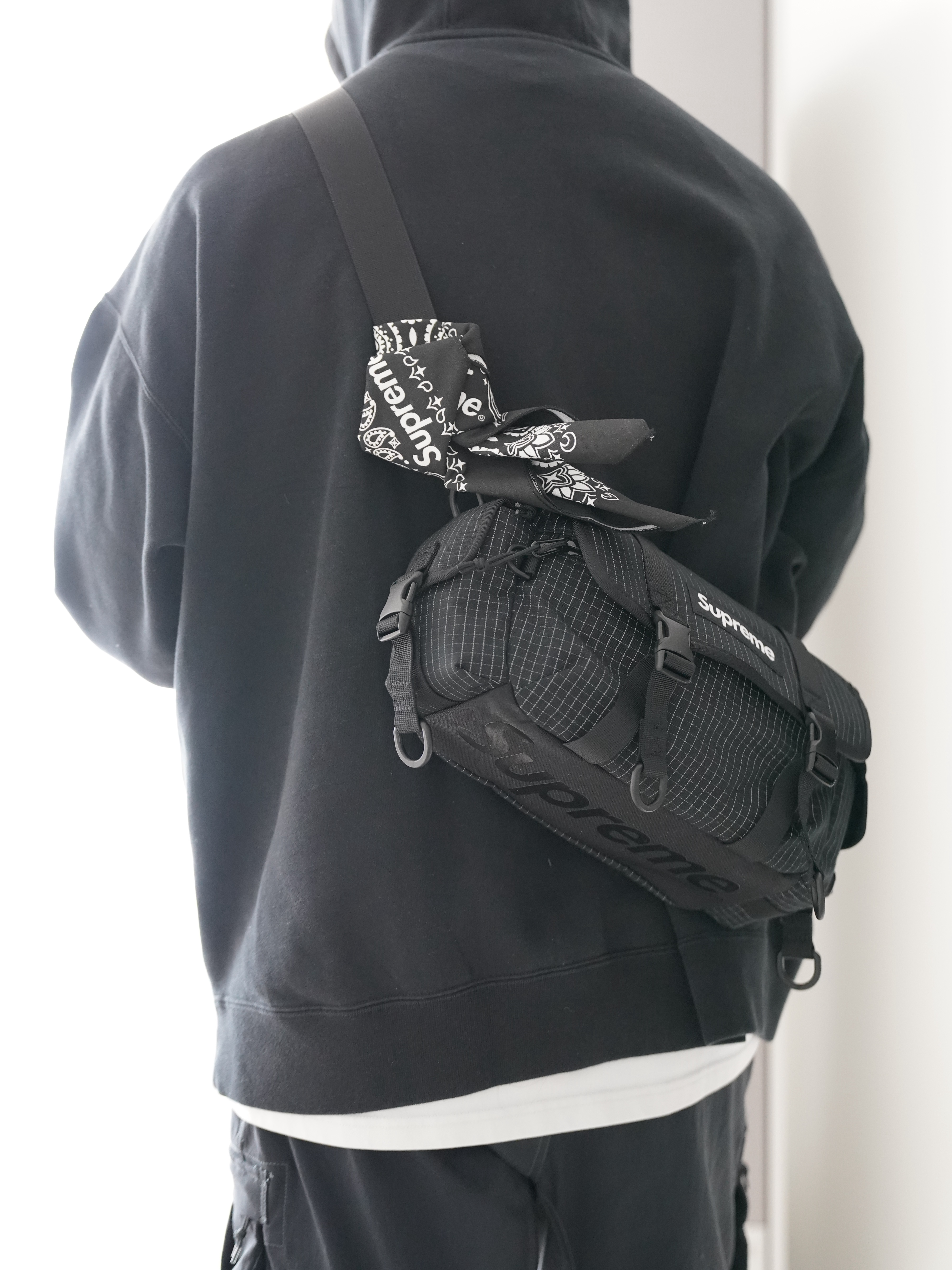 Supreme Mini Duffle Bag Black - 24SS, Supreme Hav-A-Hank Bandanas Multicolor (Set of 3) - 24SS 착용 스타일 - 2
