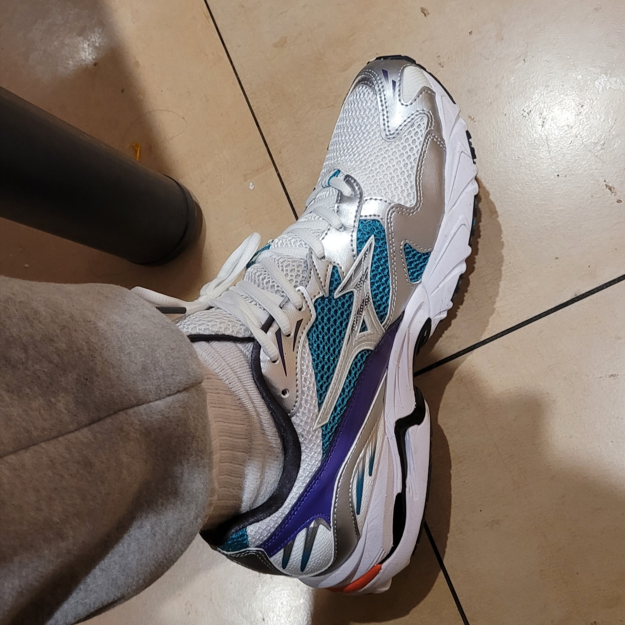 Mizuno Wave Rider 10 White Silver Teal Blue 착용 스타일