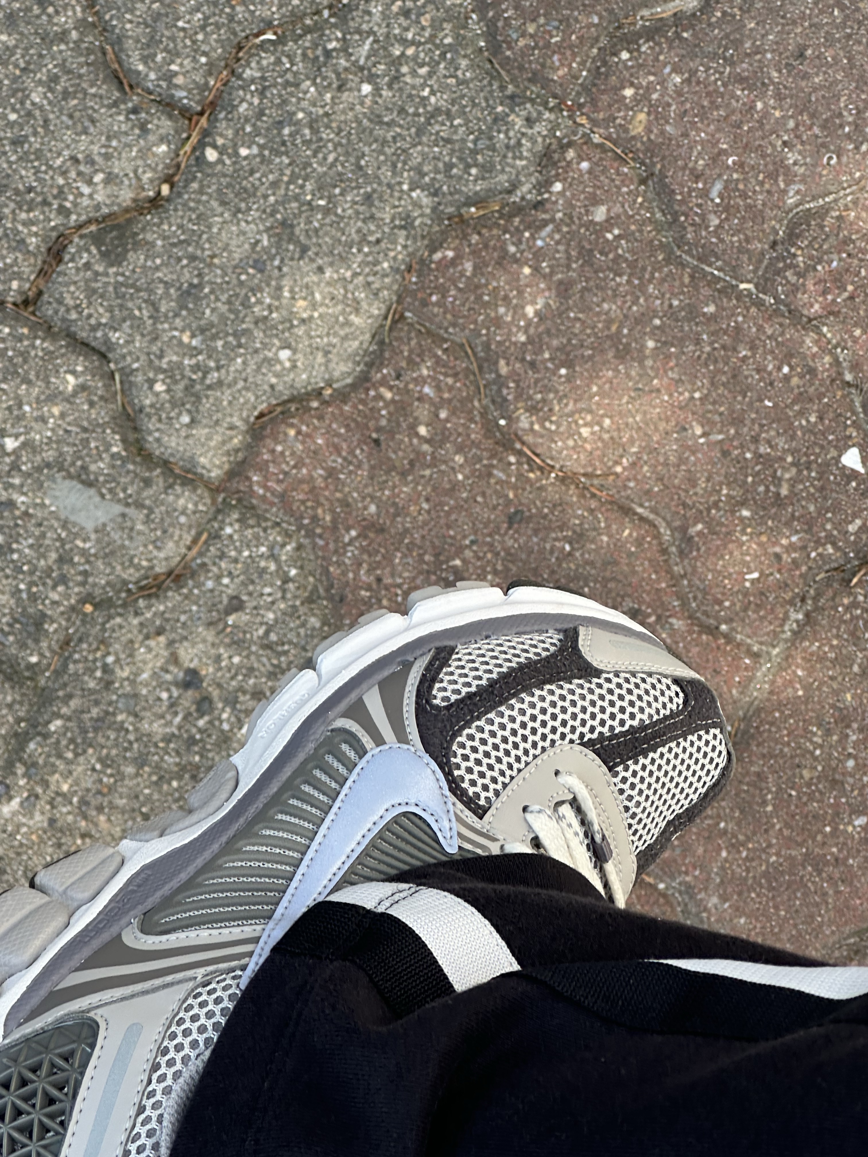 Nike Zoom Vomero 5 PRM Light Iron Ore and Flat Fewter 착용 스타일