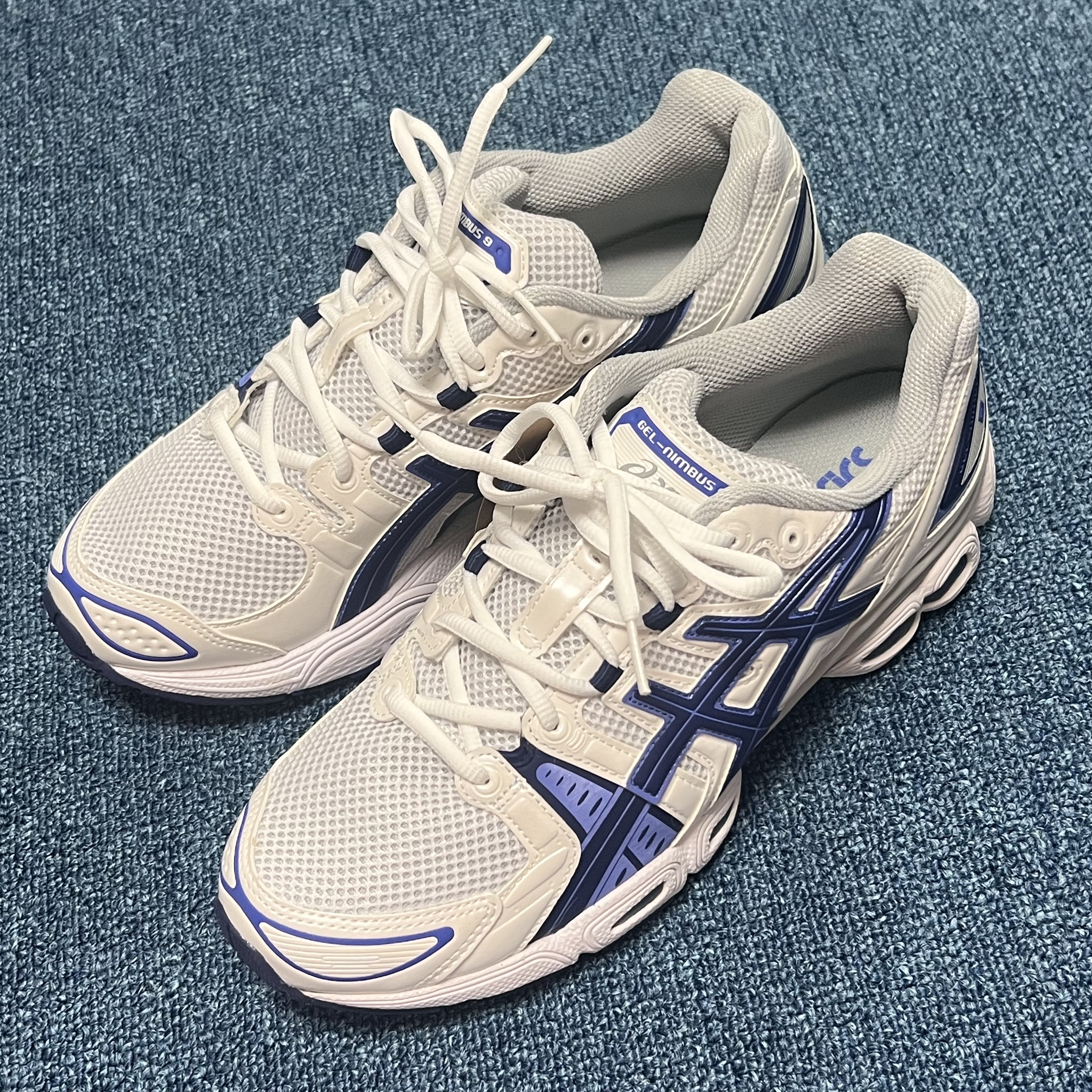 Asics Gel-Nimbus 9 White Indigo Blue 착용 스타일 - 1