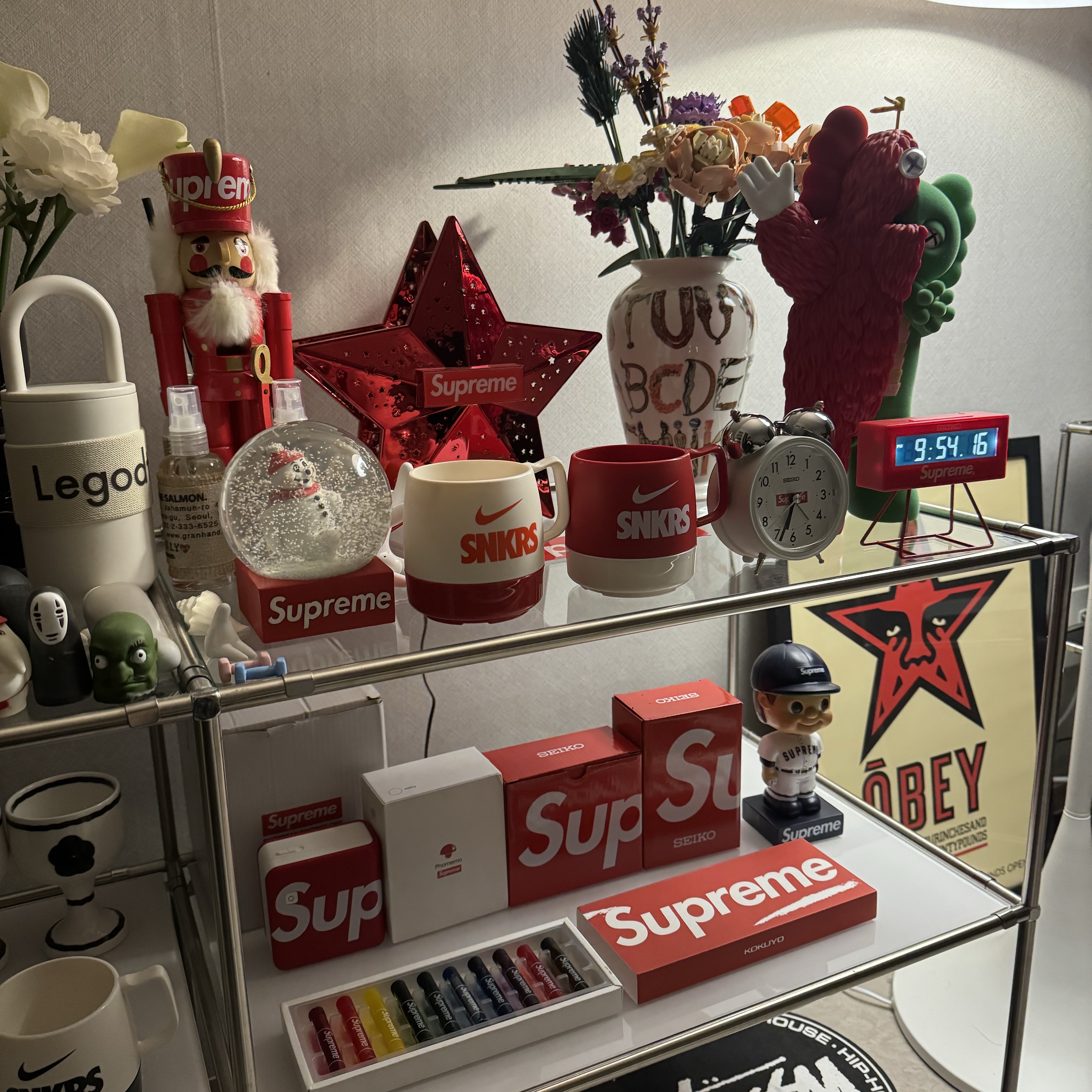 Supreme Snowman Snowglobe Red, Supreme Wooden Nutcracker Red - 19FW 착용 스타일