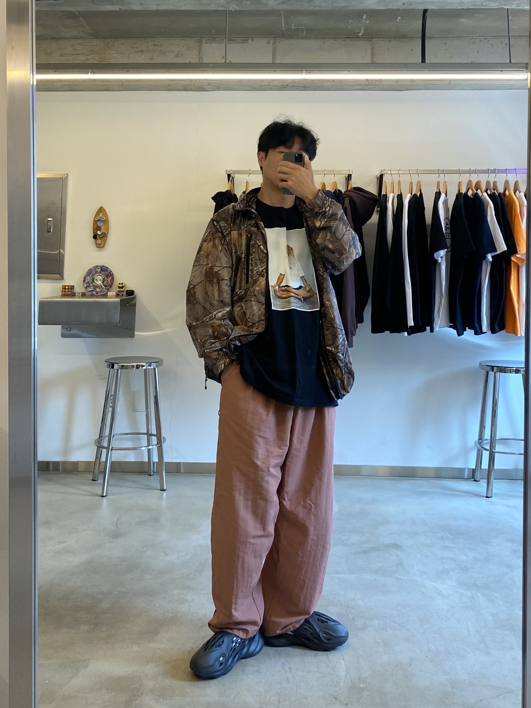 Adidas Yeezy Foam RNNR Onyx, Supreme Rick Rubin T-Shirt Black - 21FW 착용 스타일