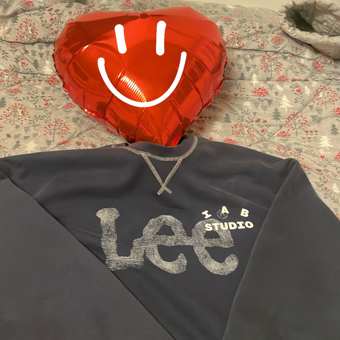 IAB Studio x Lee Pigment Sweatshirt Indigo Navy 착용 스타일