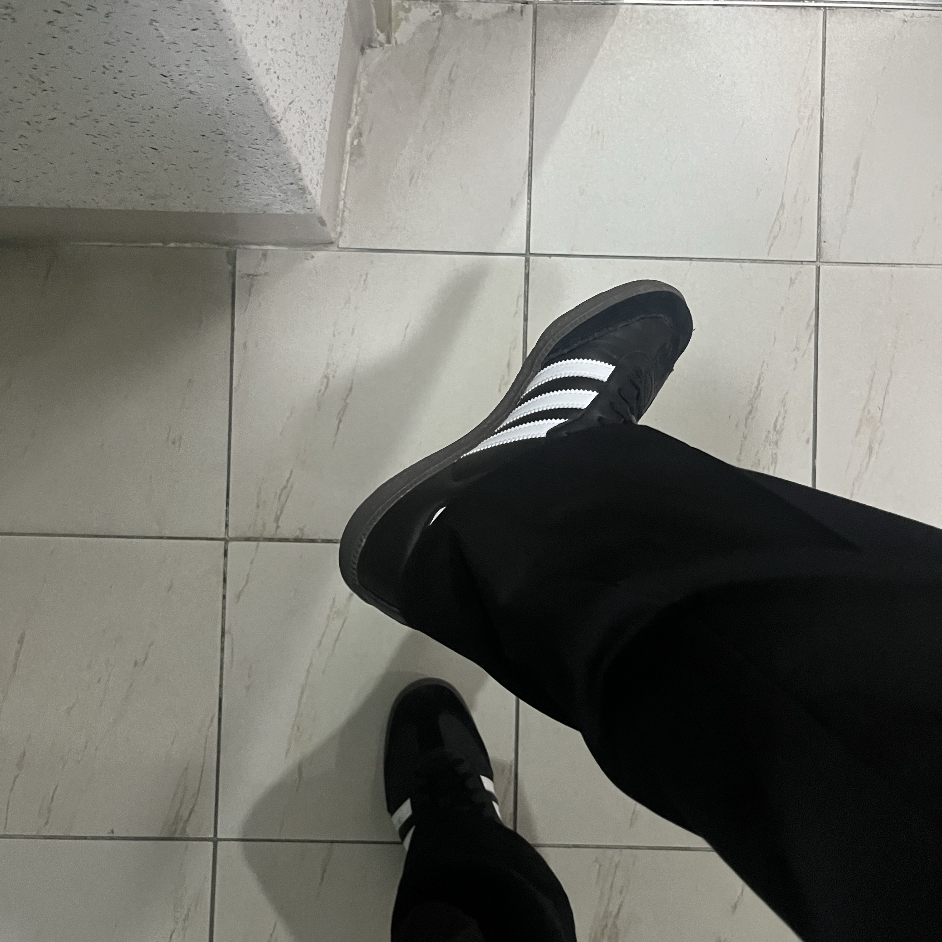 Adidas Samba OG Black White Gum 착용 스타일 - 2