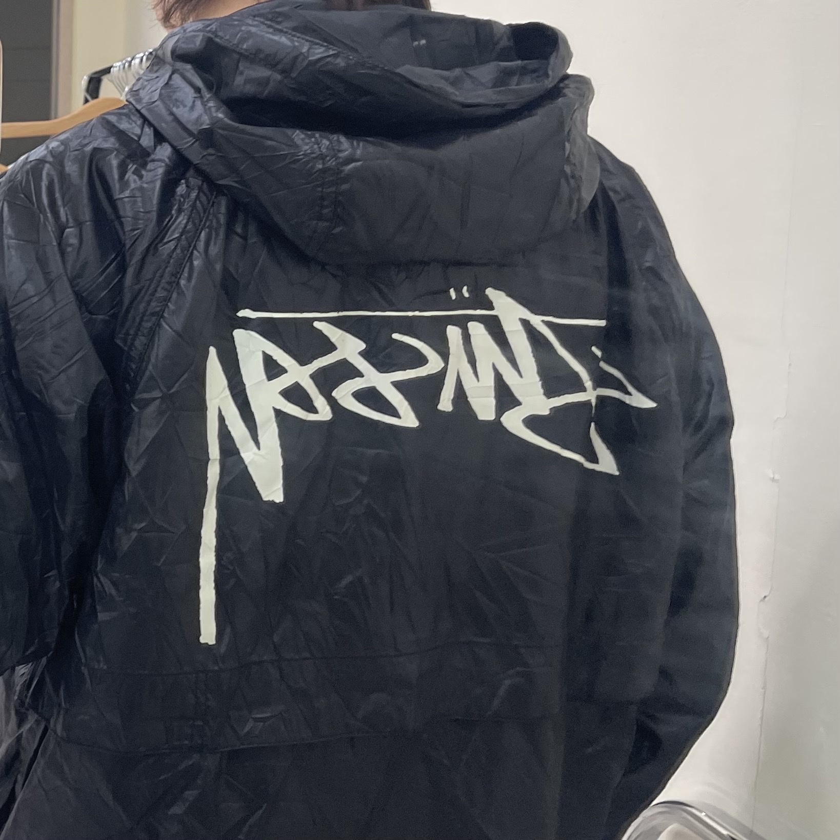 Stussy Beach Shell Wrinkled Nylon Jacket Black 착용 스타일 - 1