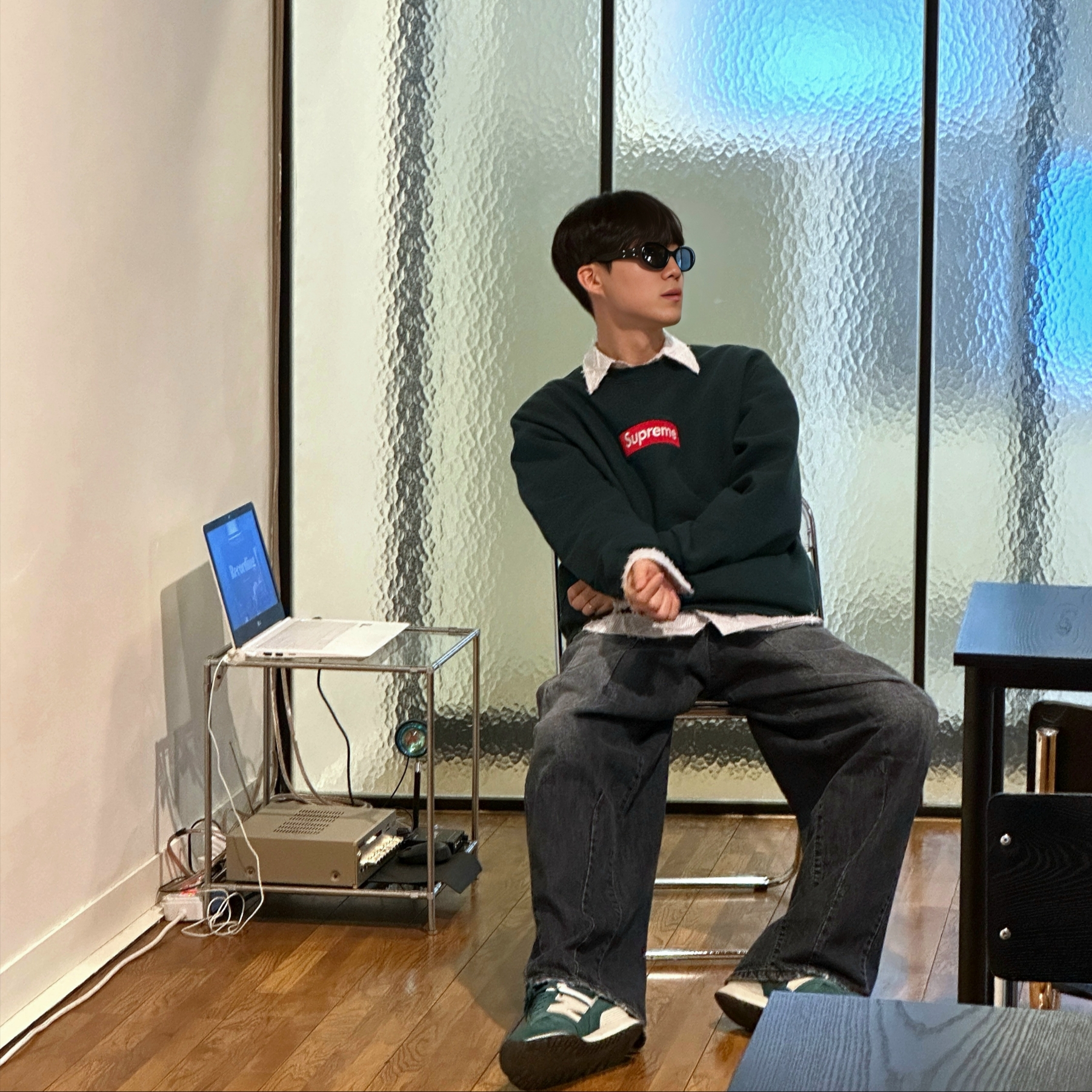 Gentle Monster x Maison Margiela MM005 Black Black, Supreme Box Logo Crewneck Dark Pine - 22FW 착용 스타일 - 2