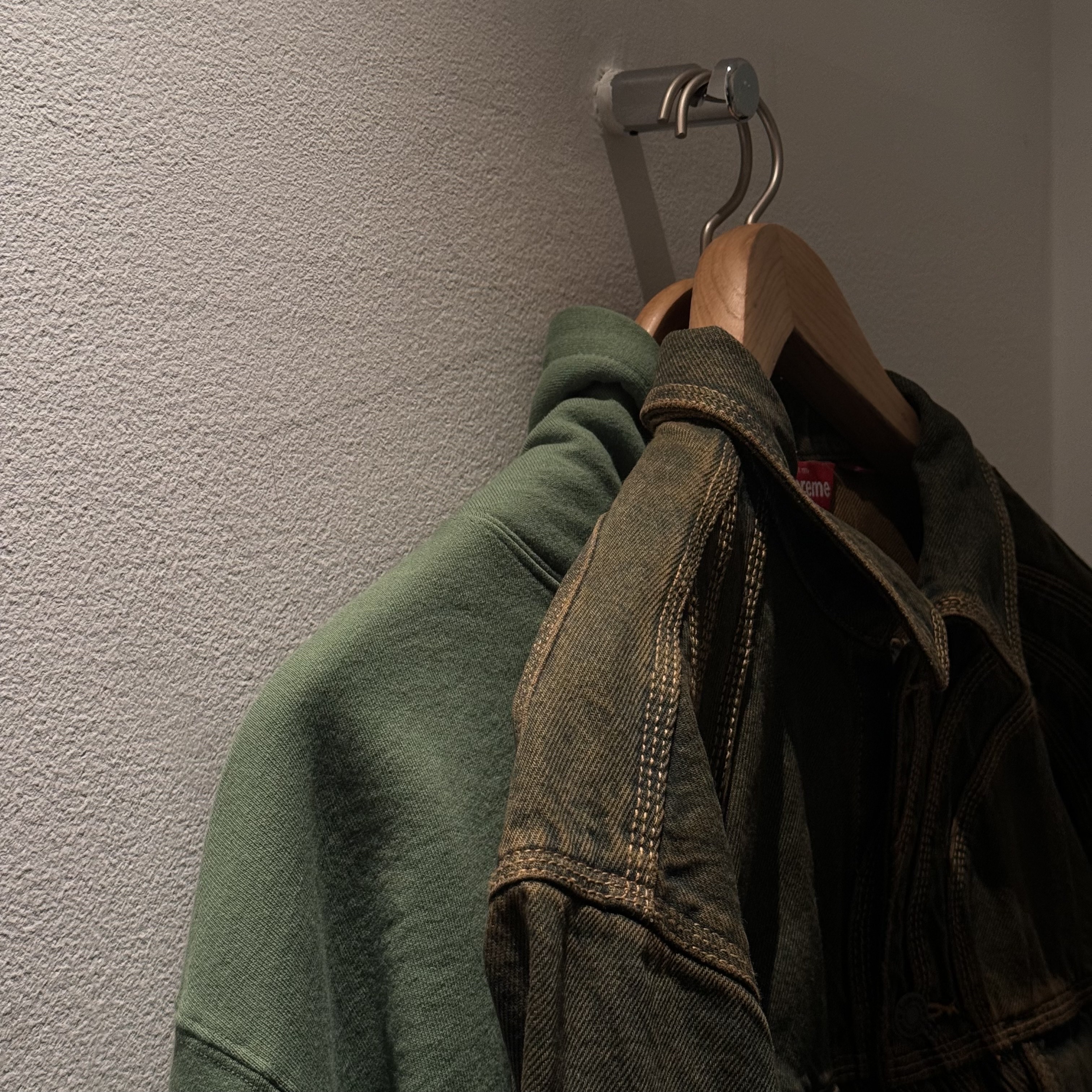 Supreme S Logo Denim Trucker Jacket Dirty - 24SS 착용 스타일 - 2