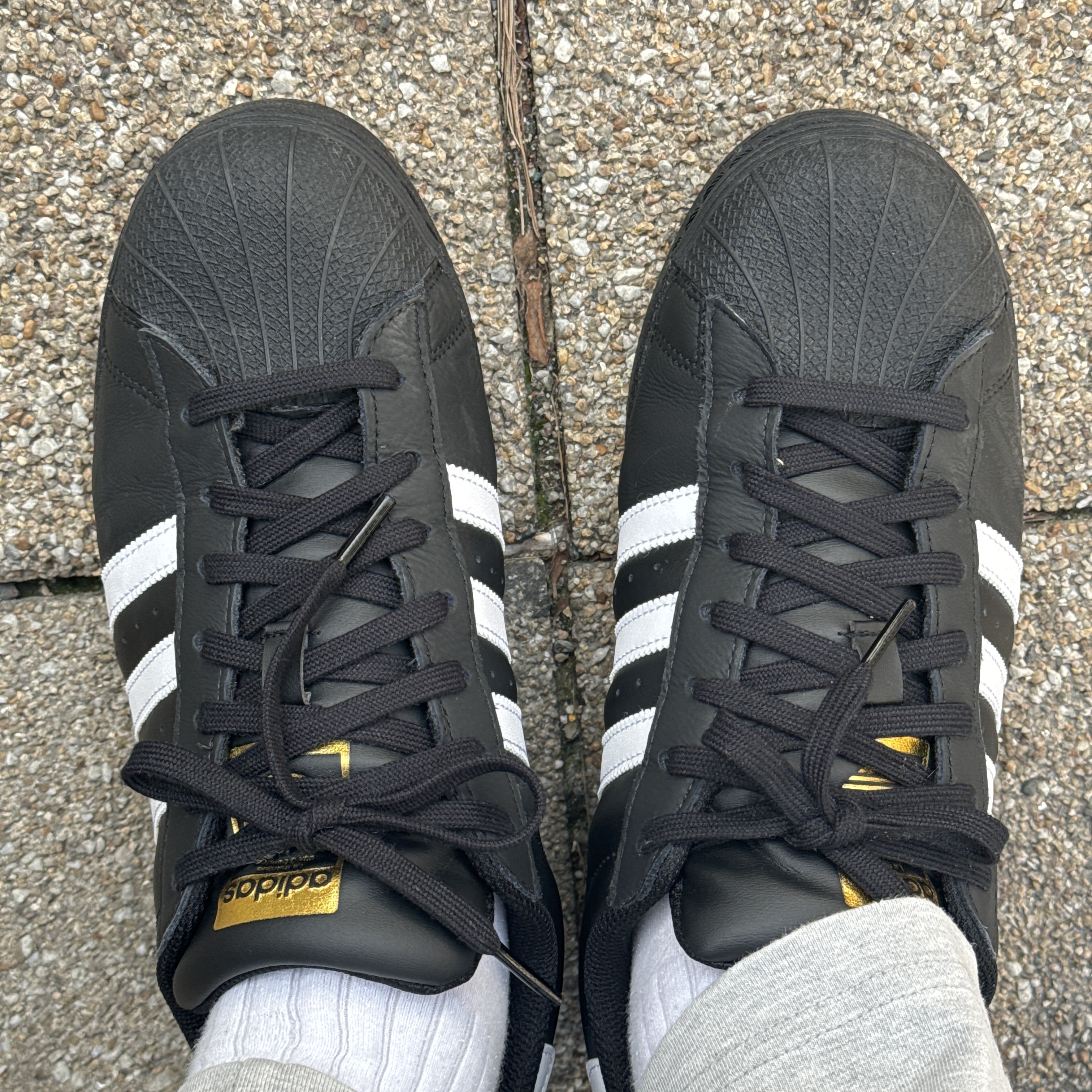 Adidas Superstar Core Black White 착용 스타일