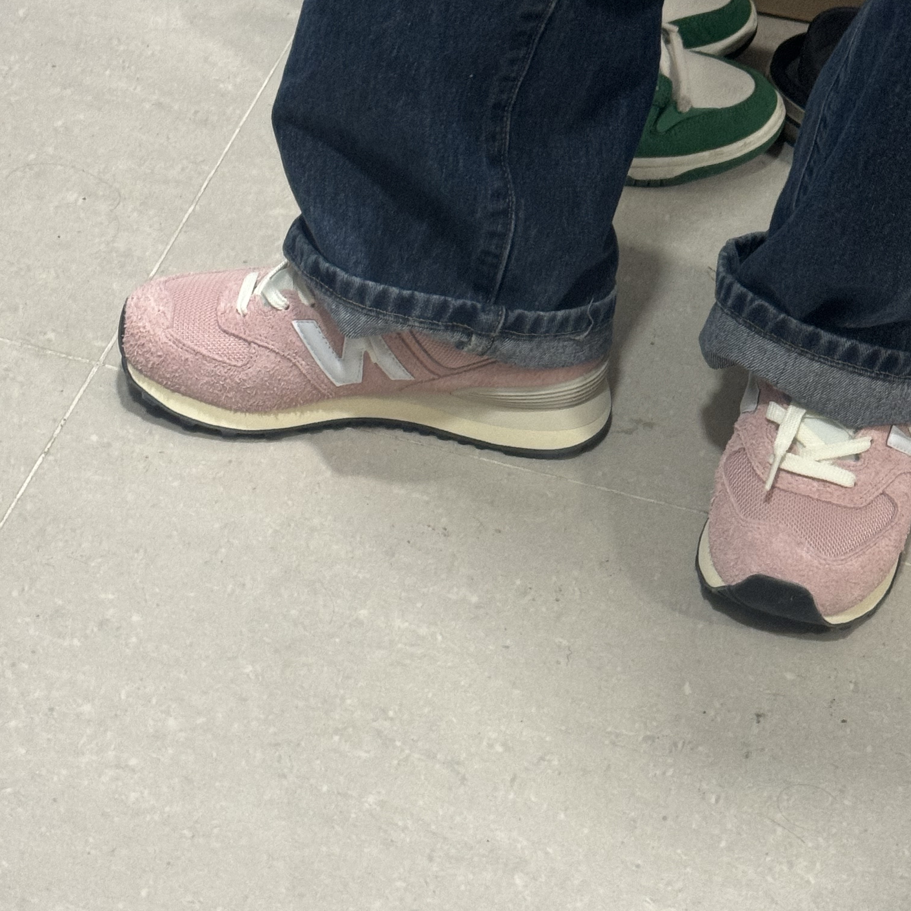 New Balance 574 Heritage Mellow Pink 착용 스타일 - 2