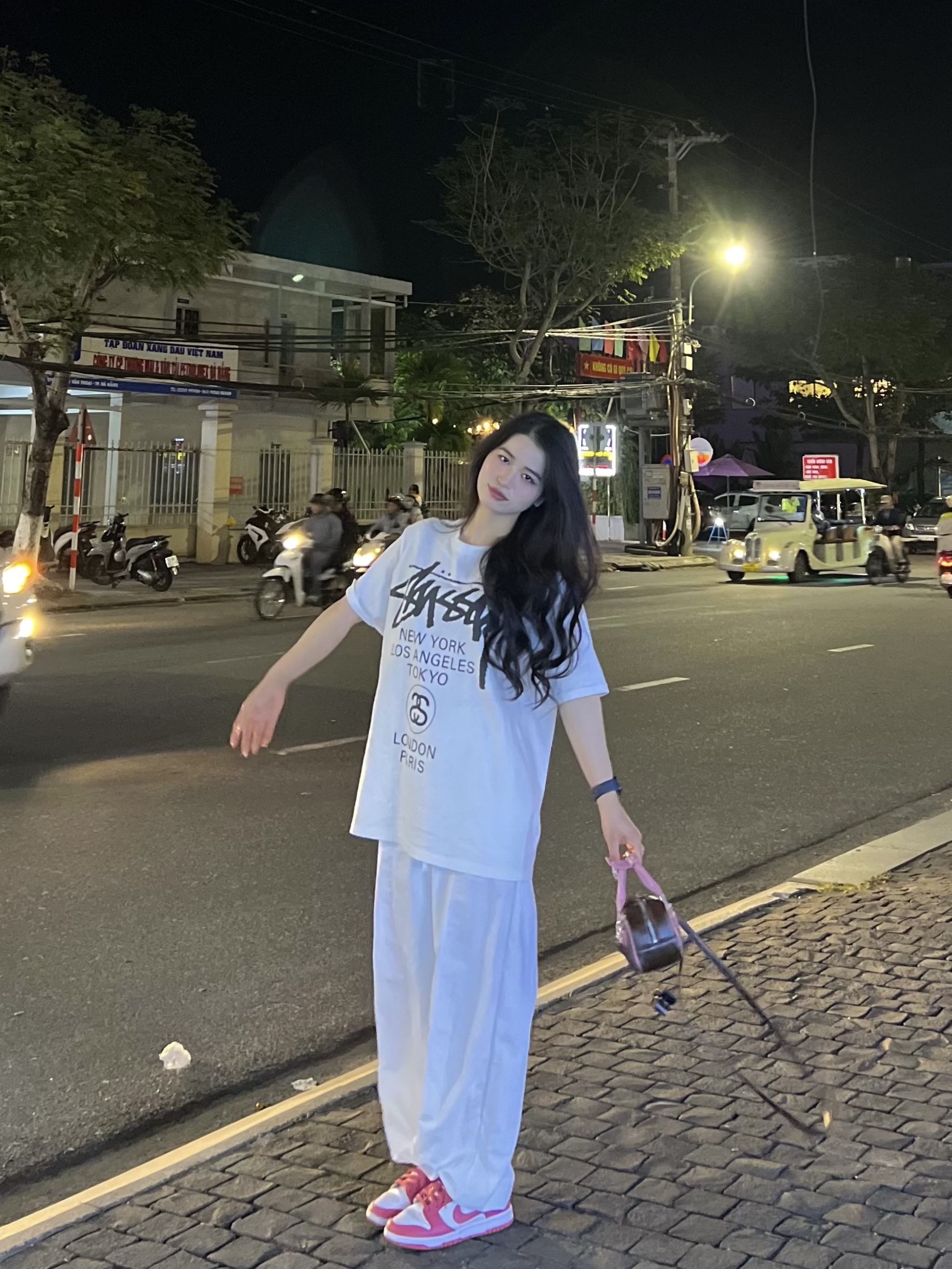 Stussy World Tour T-Shirt White, (W) Nike Dunk Low Archeo Pink 착용 스타일 - 1