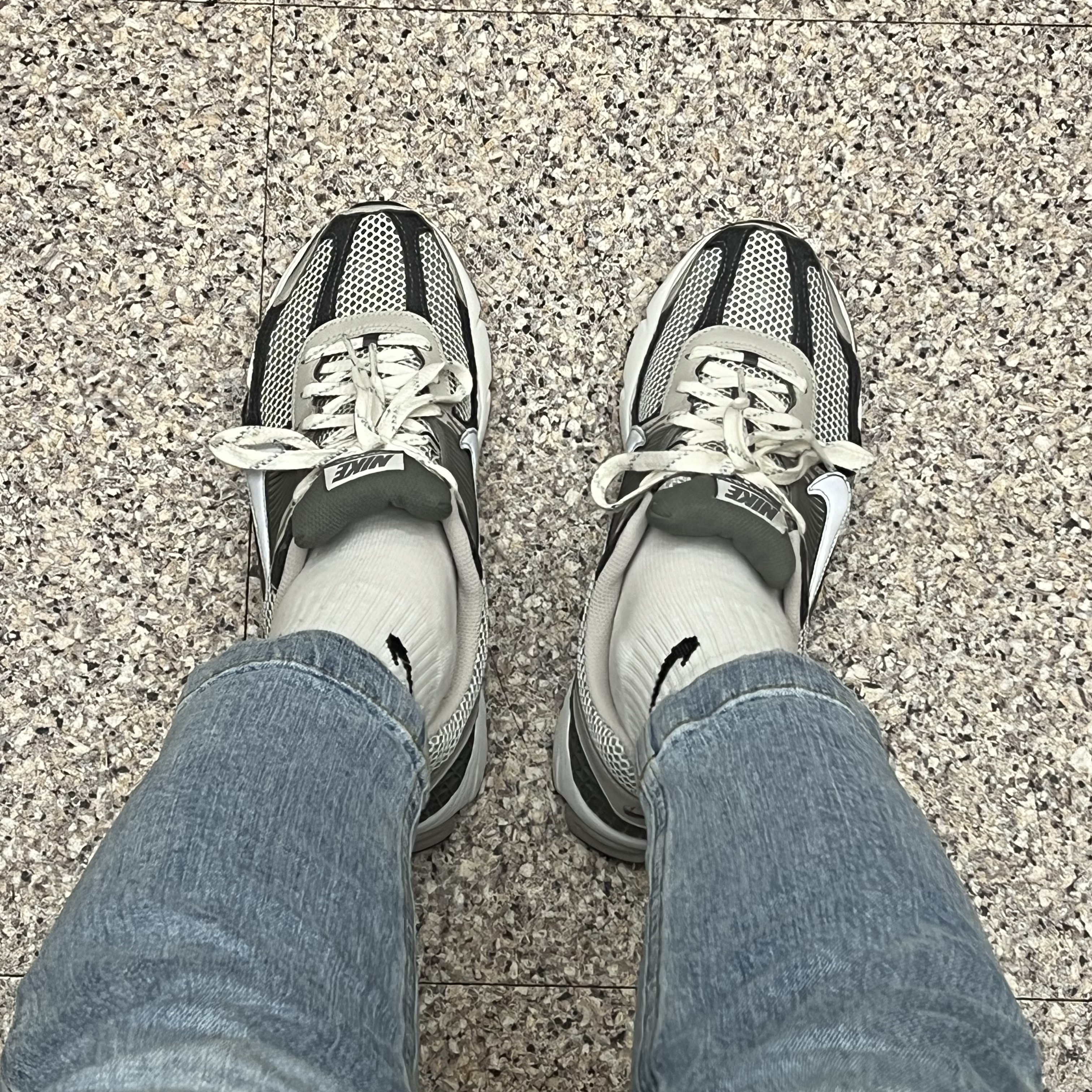 Nike Zoom Vomero 5 SP Vast Grey 2023, Nike Zoom Vomero 5 PRM Light Iron Ore and Flat Fewter 착용 스타일 - 3