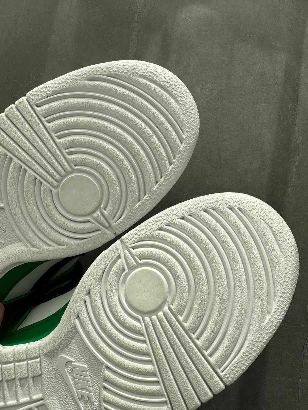 Nike SB Dunk Low Heineken 착용 스타일 - 6