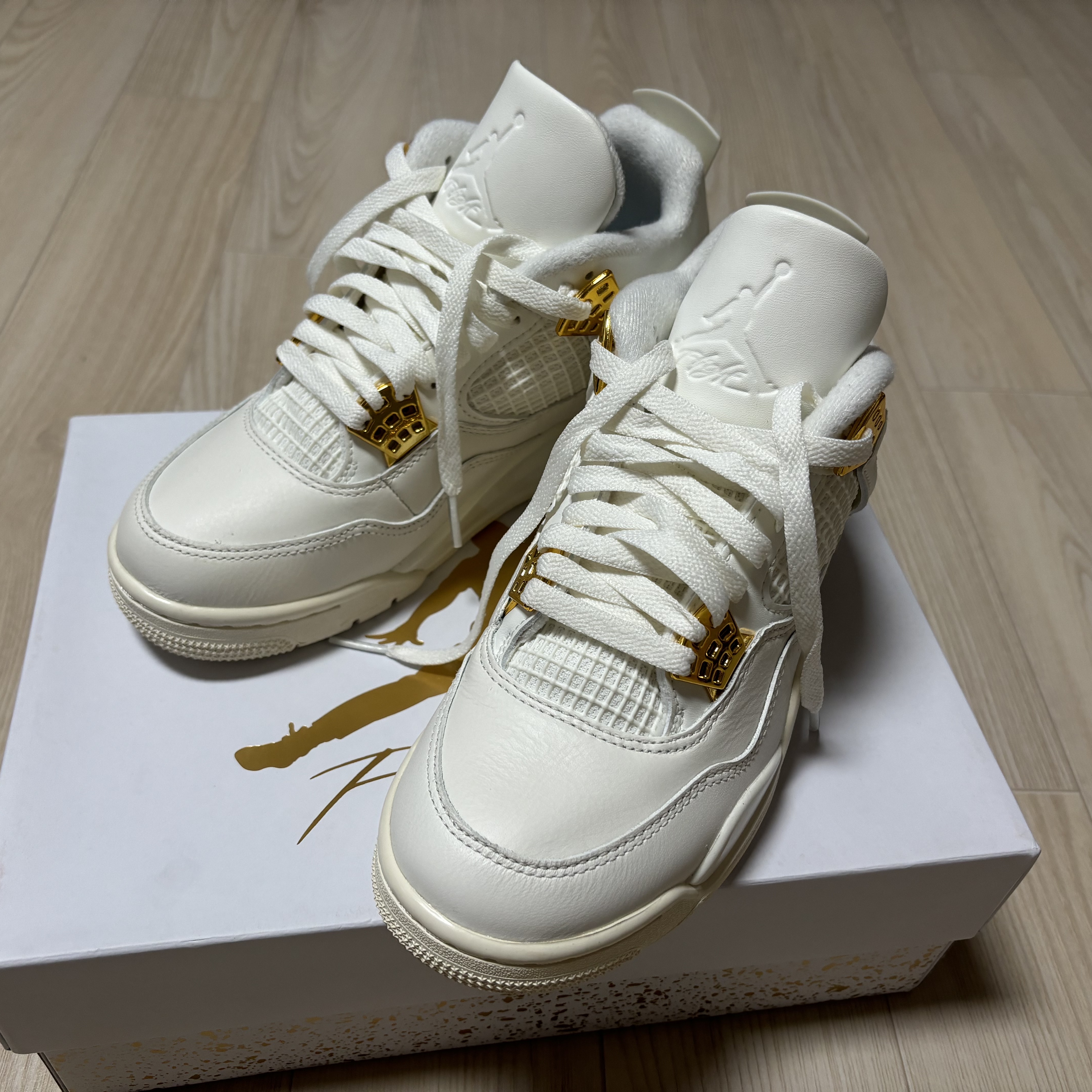 (W) Jordan 4 Retro Metallic Gold 착용 스타일