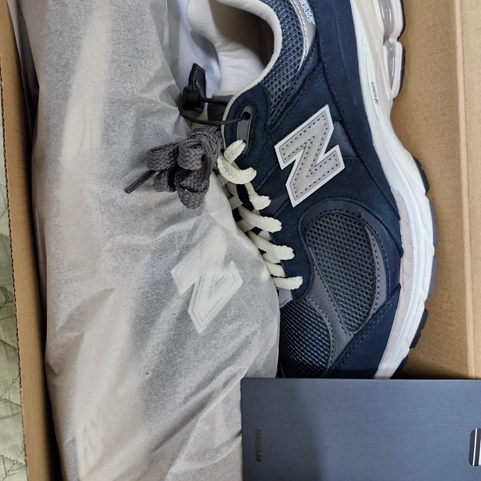 New Balance 2002R Premium Vintage Navy Grey 착용 스타일