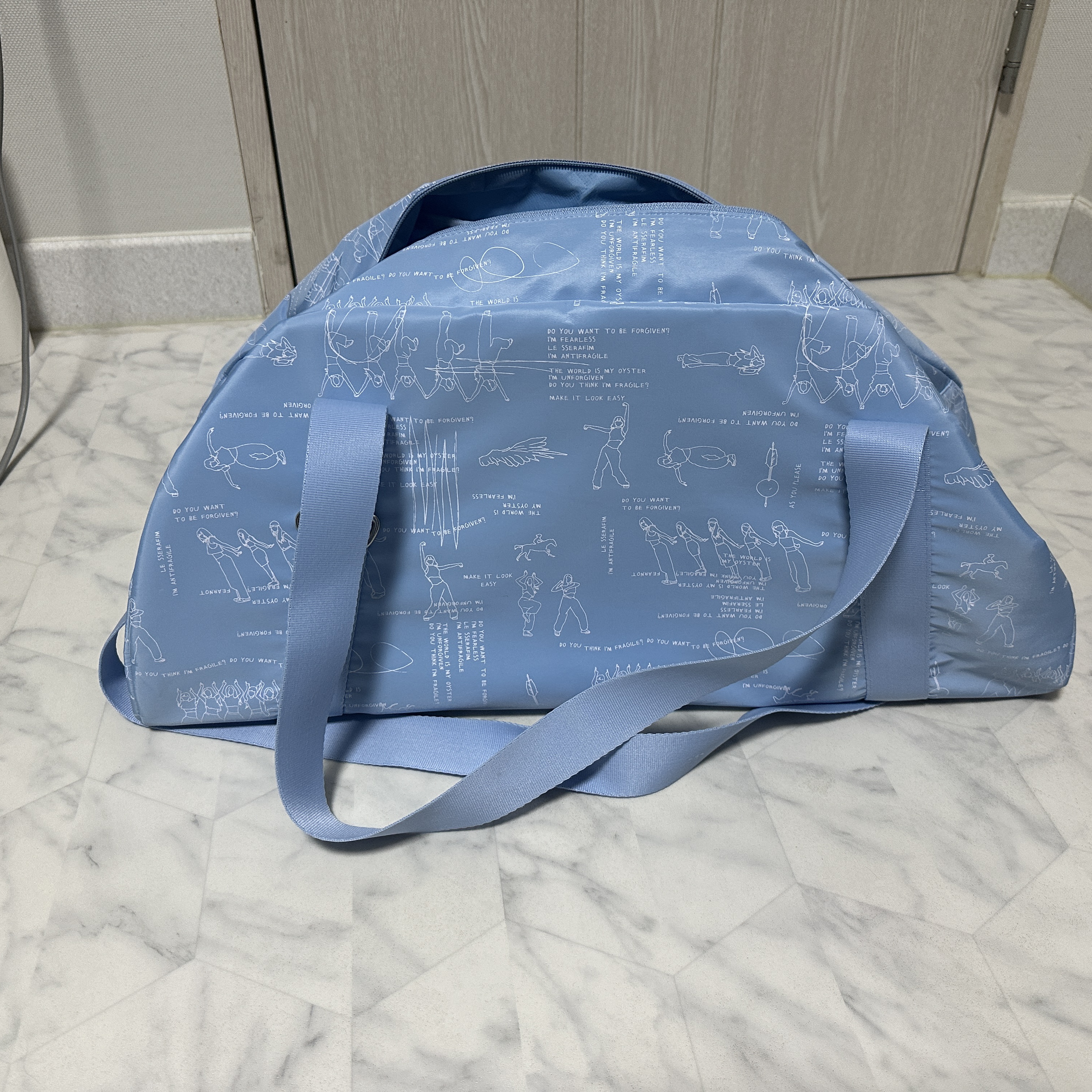 LE SSERAFIM Gym Bag Fearless Blue 착용 스타일