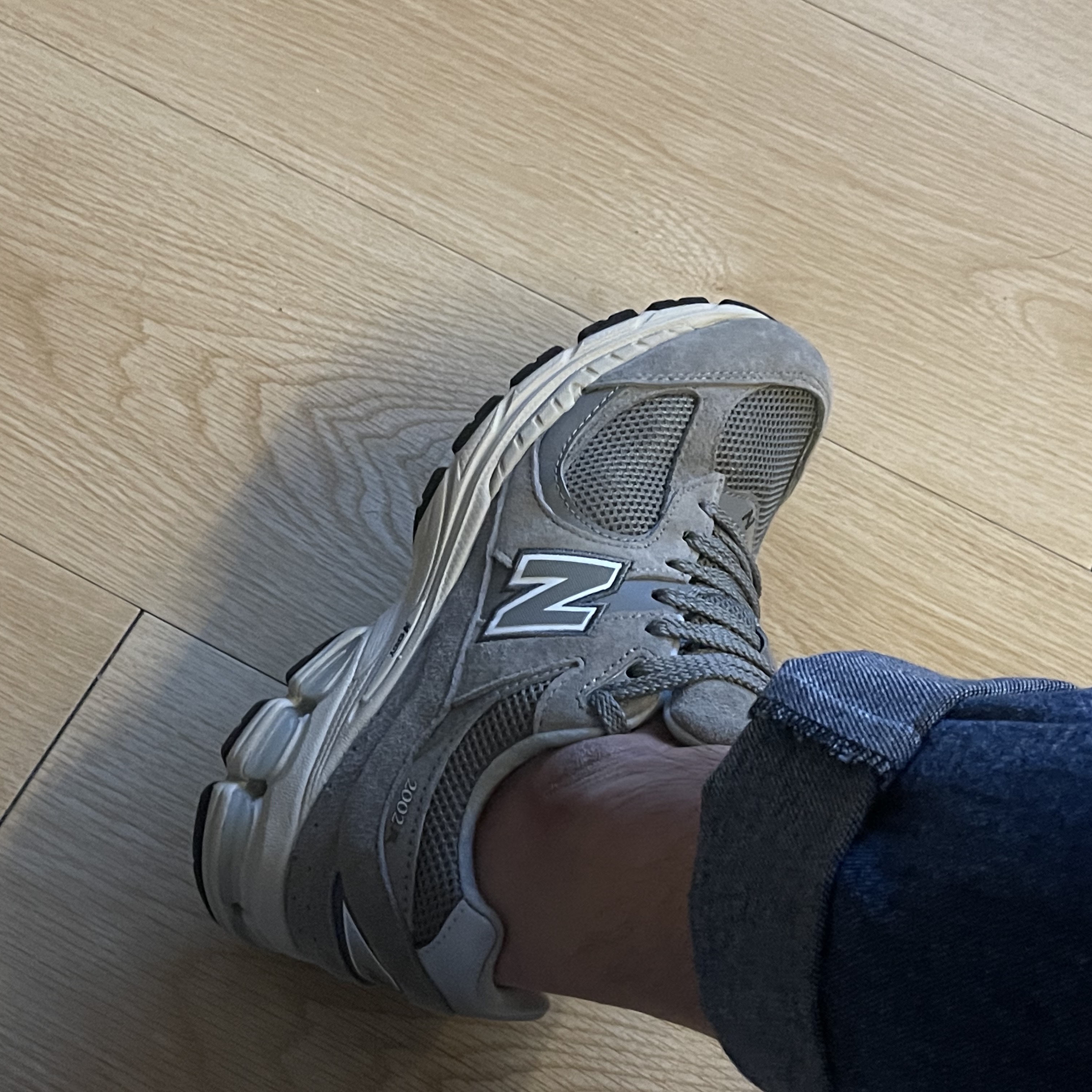 New Balance 2002R Grey 착용 스타일