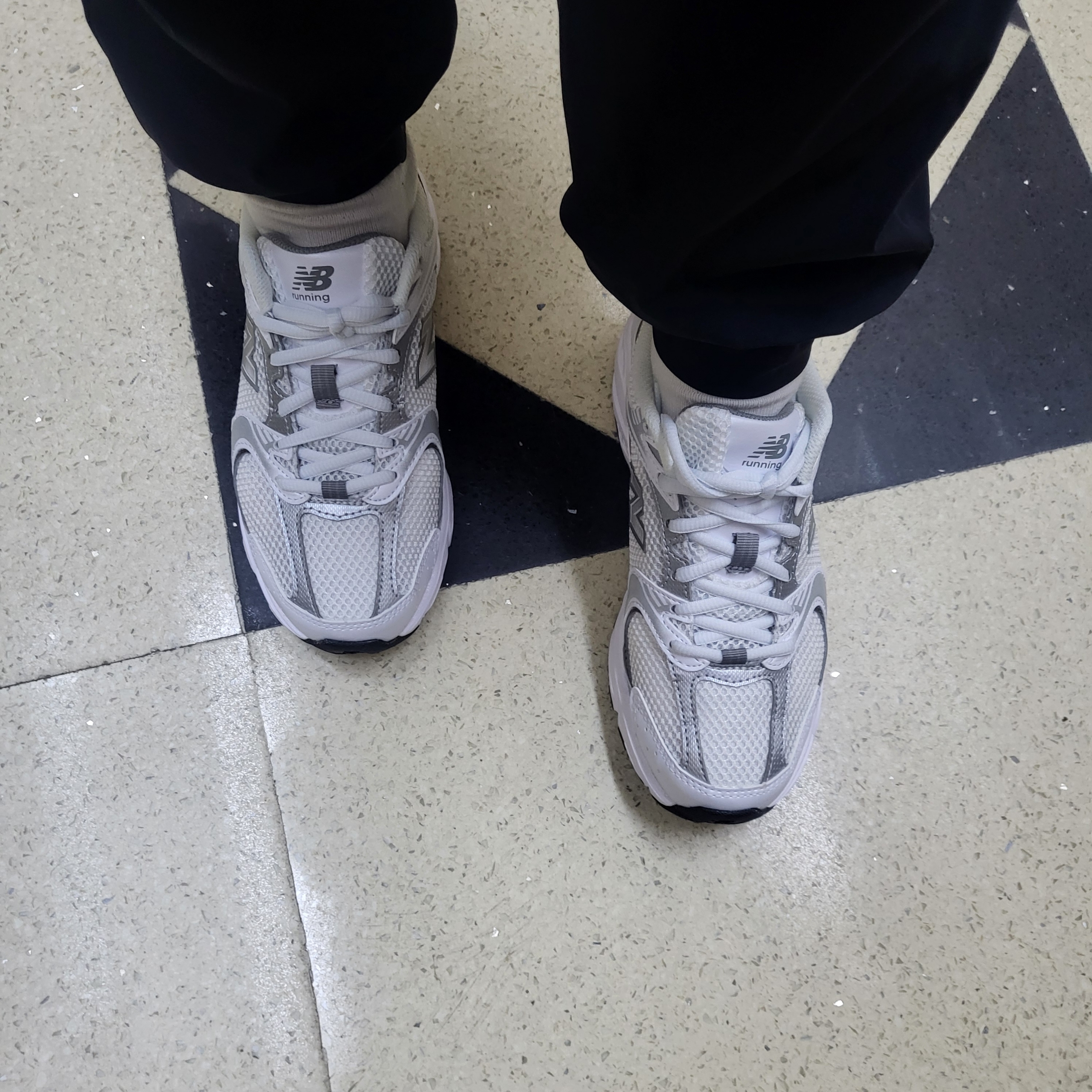 New Balance 530 White Silver 착용 스타일 - 1
