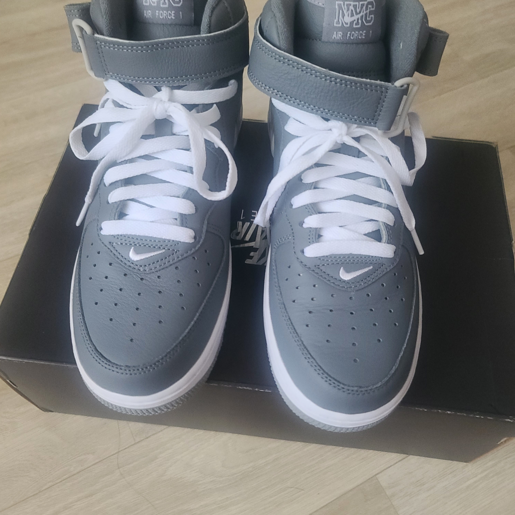 Nike Air Force 1 Mid QS NYC Cool Grey 착용 스타일 - 2