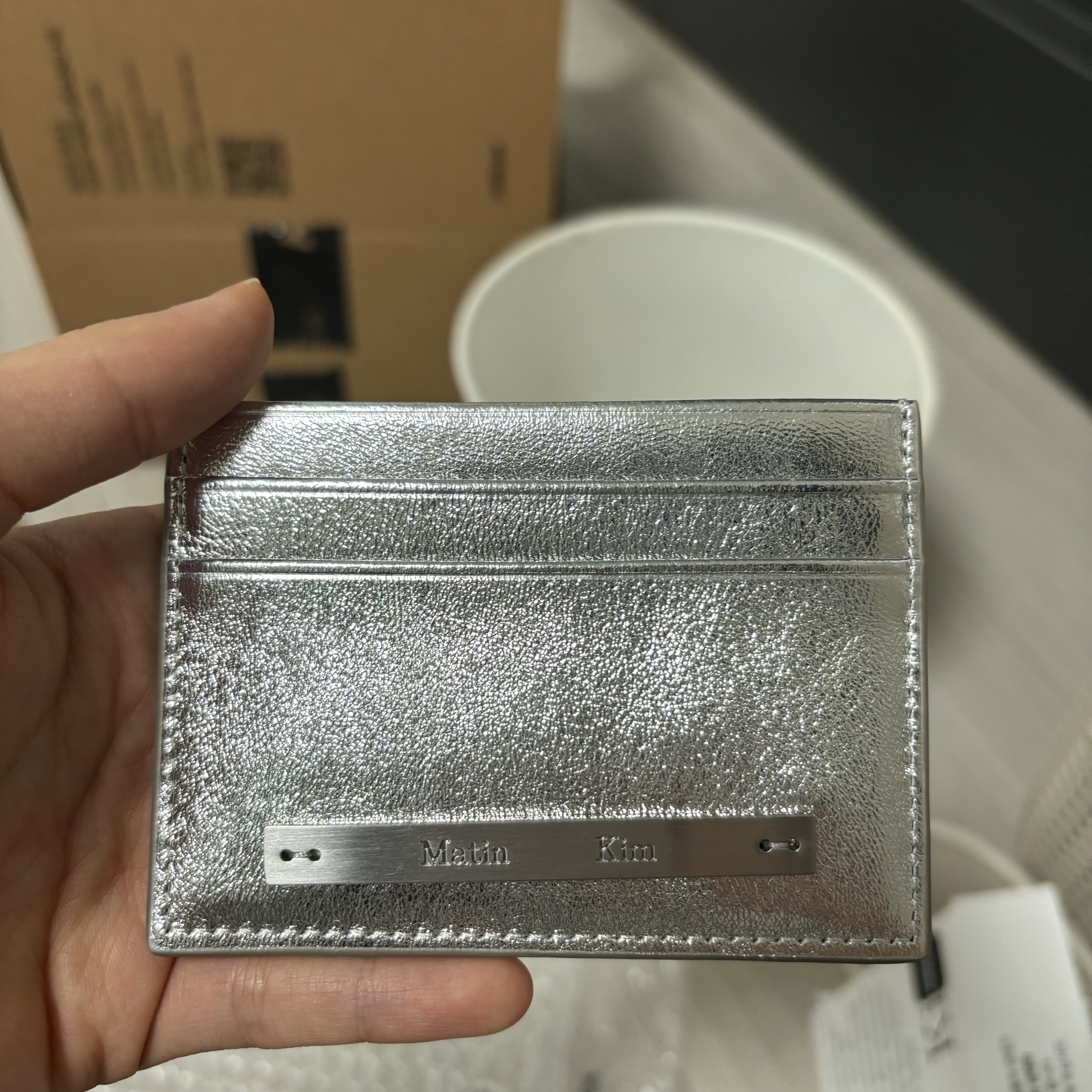 Matin Kim Vintage Card Wallet Silver 착용 스타일