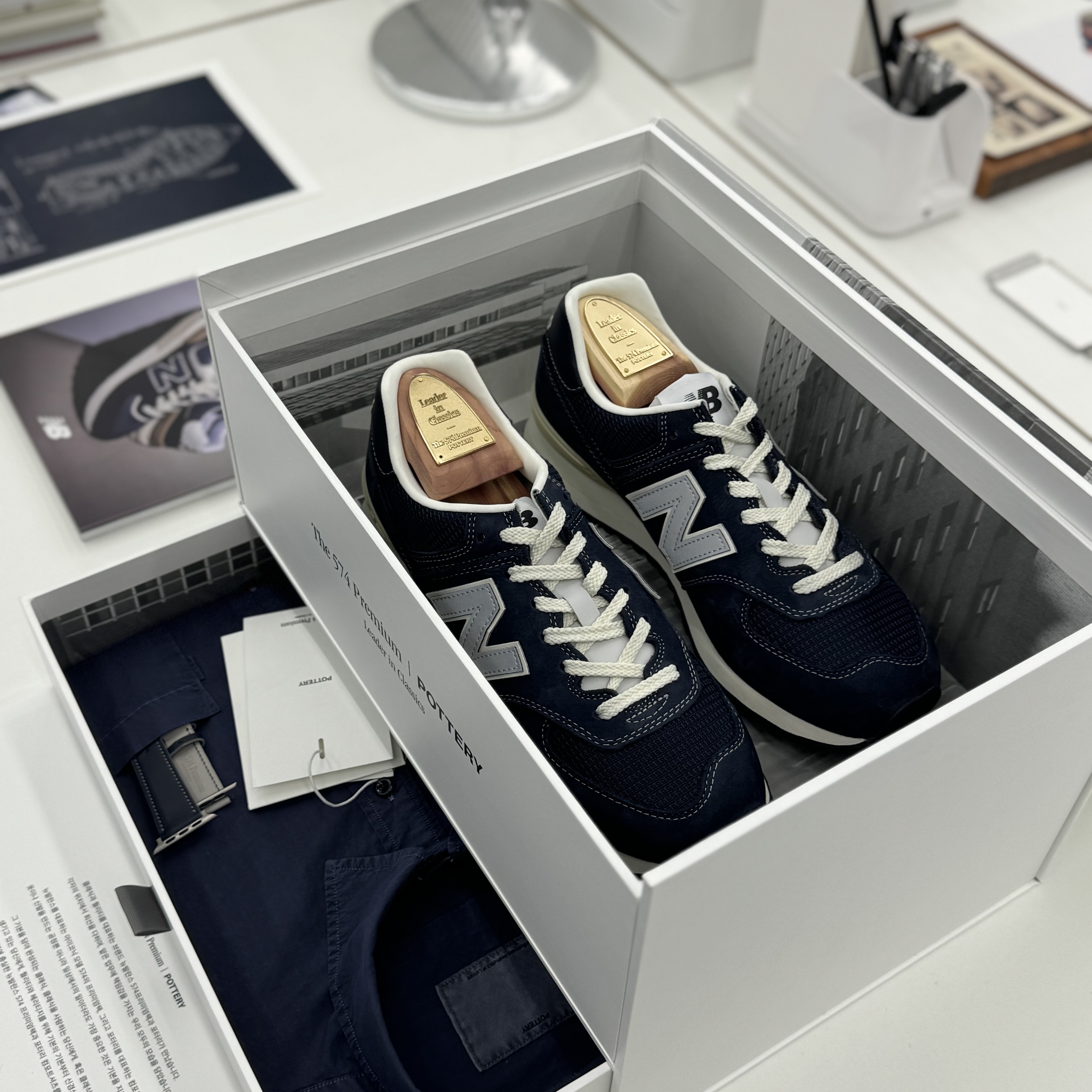 New Balance x Pottery 574 Premium Hard Navy 착용 스타일 - 1