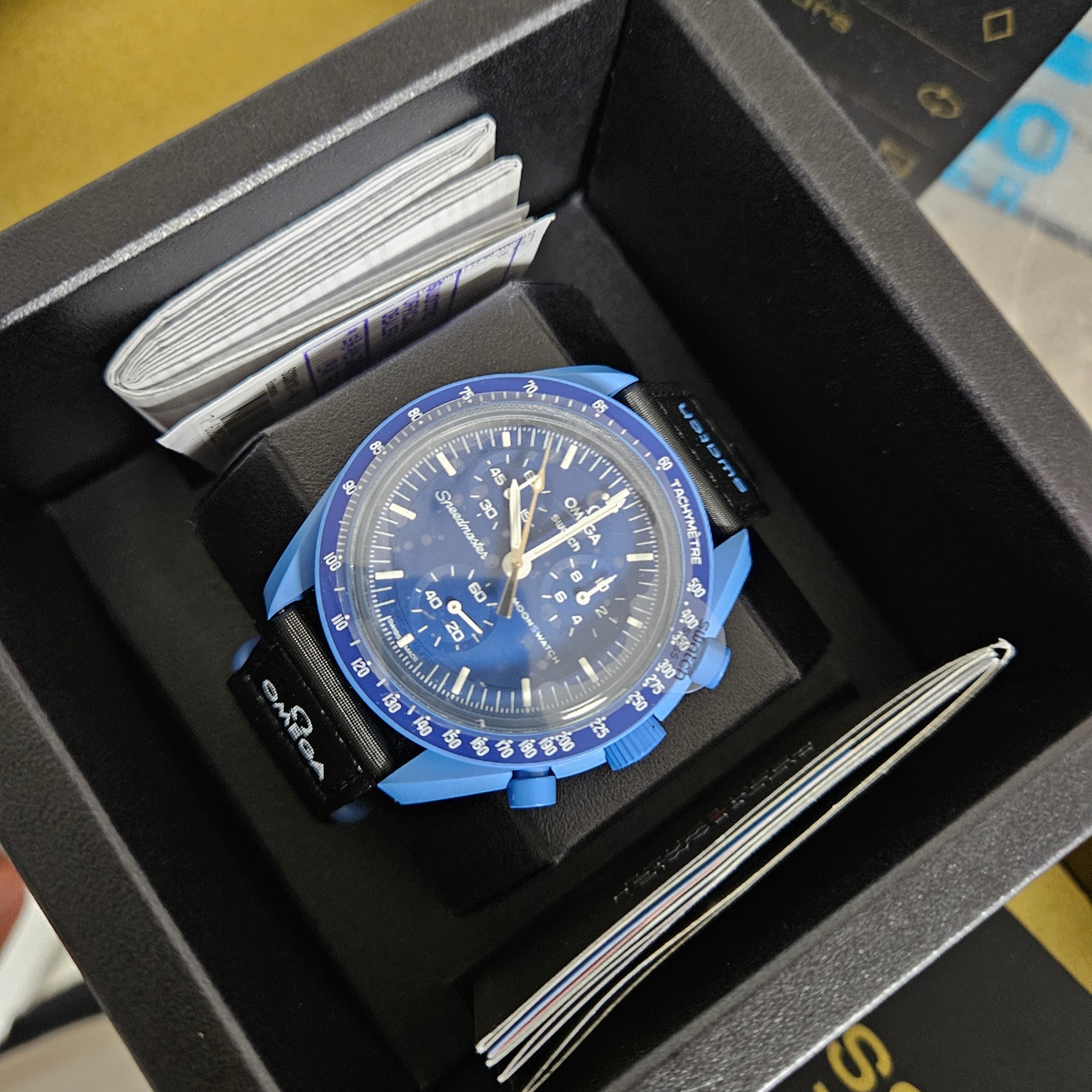 Swatch x Omega Bioceramic MoonSwatch Mission To Neptune Moonshine Gold Blue Moon 착용 스타일