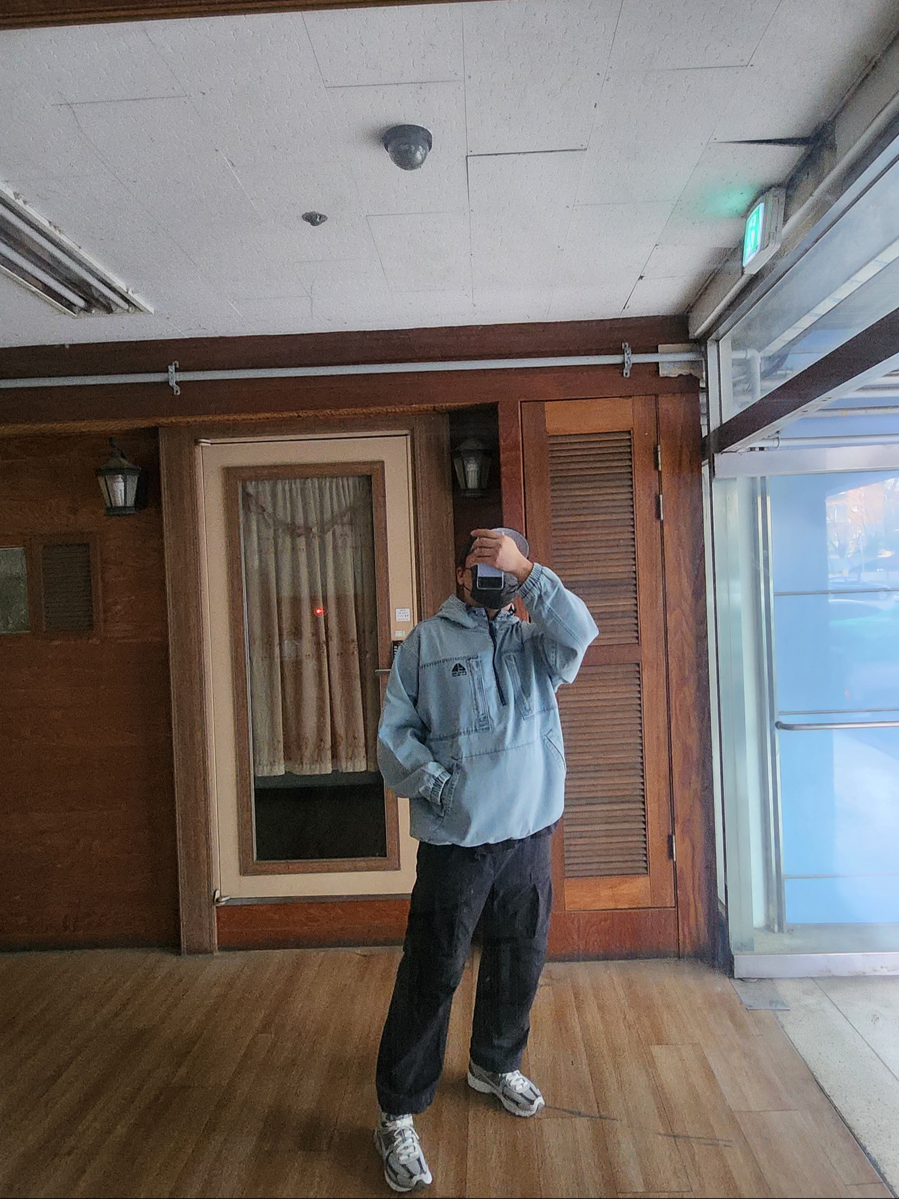 Supreme x Nike ACG Denim Pullover Washed Blue - 22FW, Nike Zoom Vomero 5 PRM Light Iron Ore and Flat Fewter 착용 스타일 - 1
