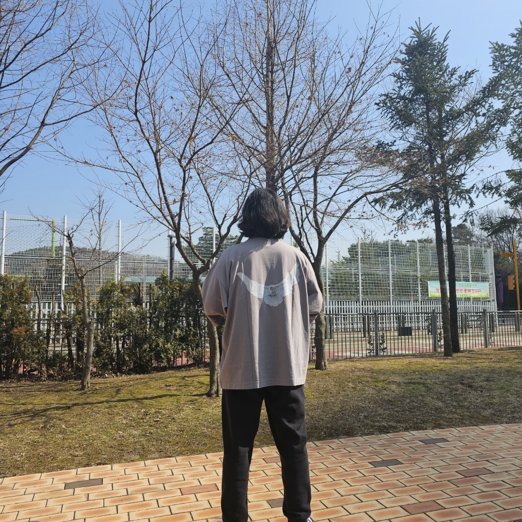 Yeezy Gap Engineered By Balenciaga Dove 3/4 Sleeve T-Shirt Grey 착용 스타일