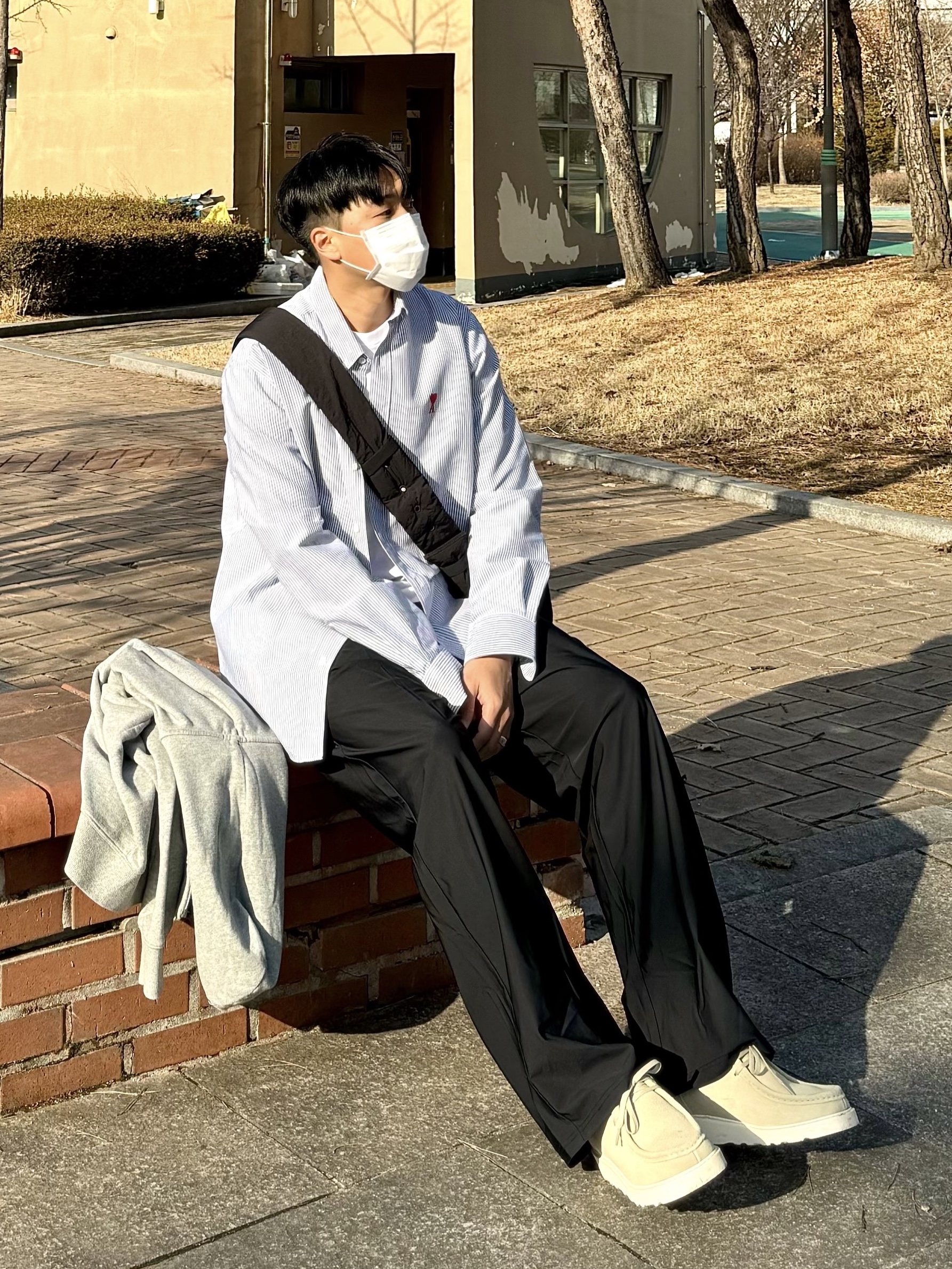 AMI de Coeur Striped Button-Down Shirt Nautic Blue Natural White, Bottega Veneta Large Padded Tech Cassette Black 착용 스타일 - 4