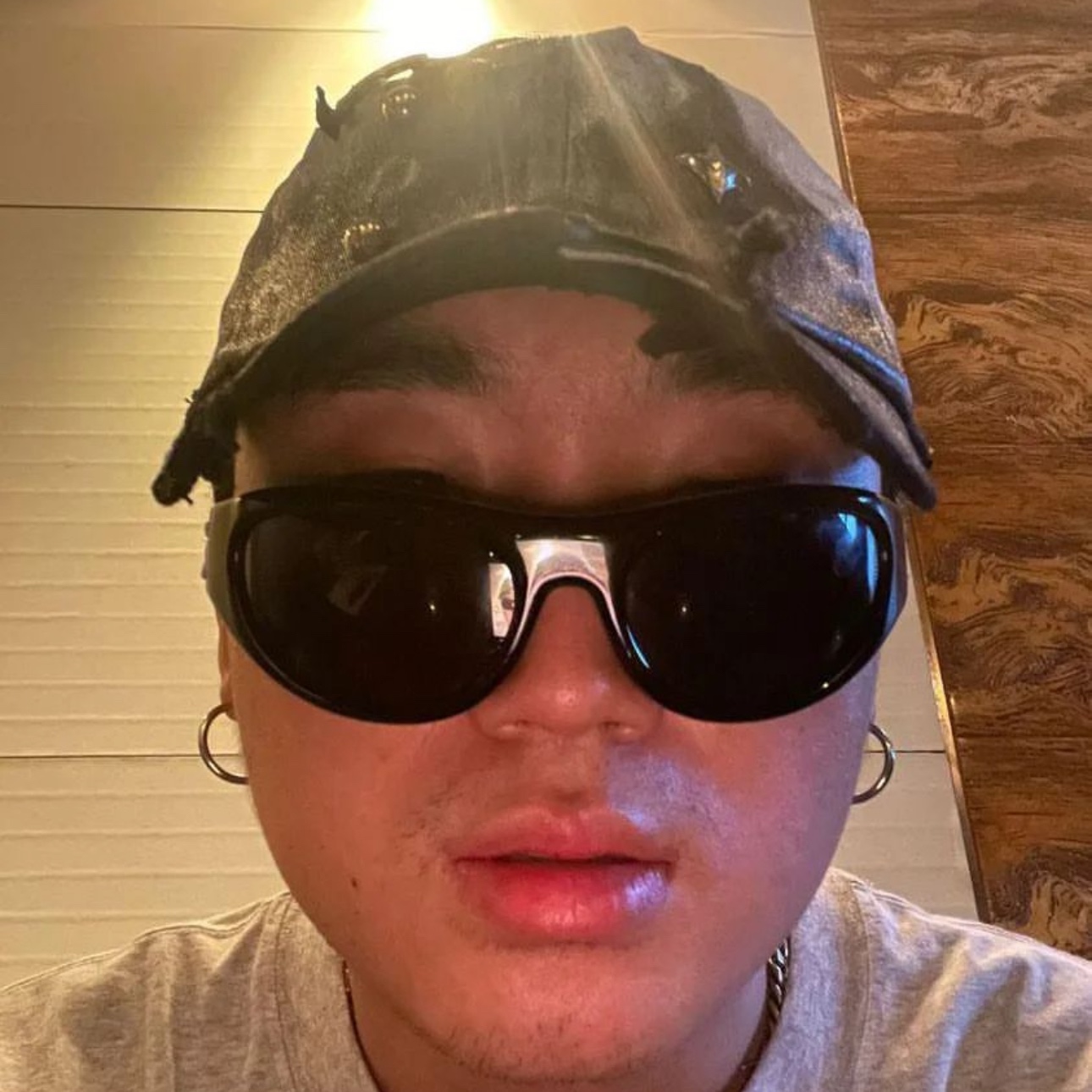 Gentle Monster x Maison Margiela MM003 Black Black 착용 스타일 - 2