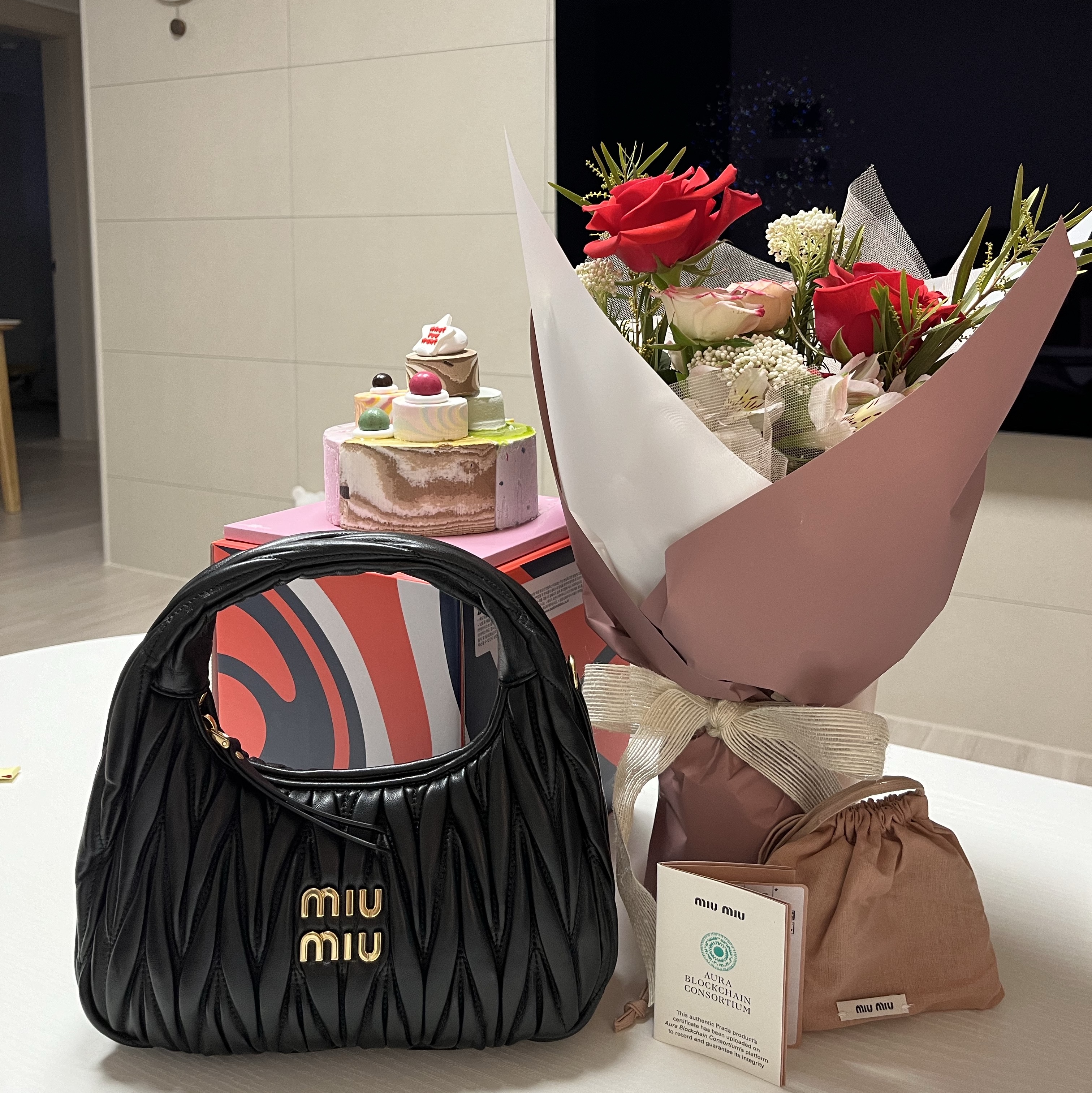 Miu Miu Wander Matelasse Nappa Leather Small Hobo Bag Black 착용 스타일 - 3