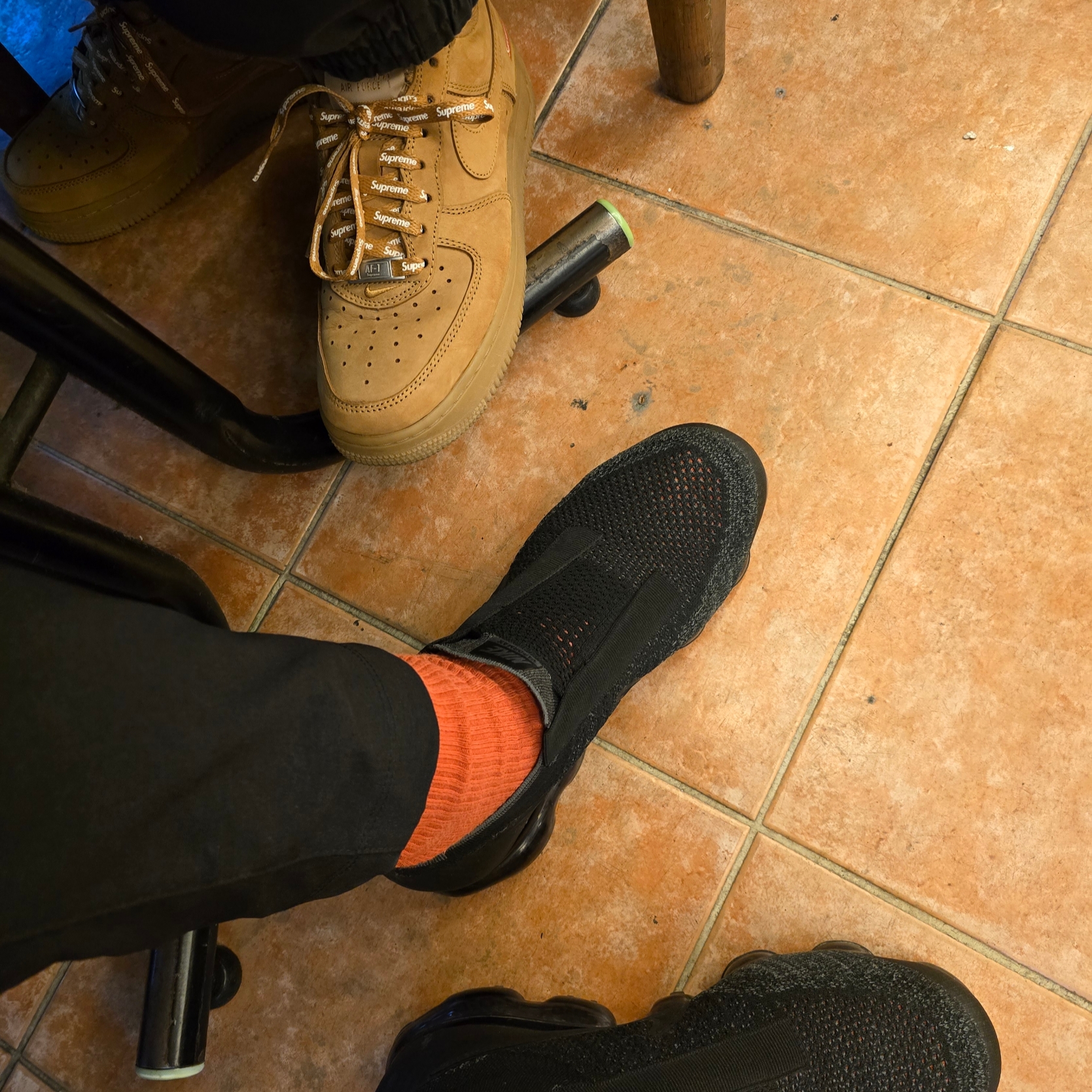 Nike Air VaporMax SE Laceless Triple Black, Nike x Supreme Air Force 1 Low Flax 착용 스타일