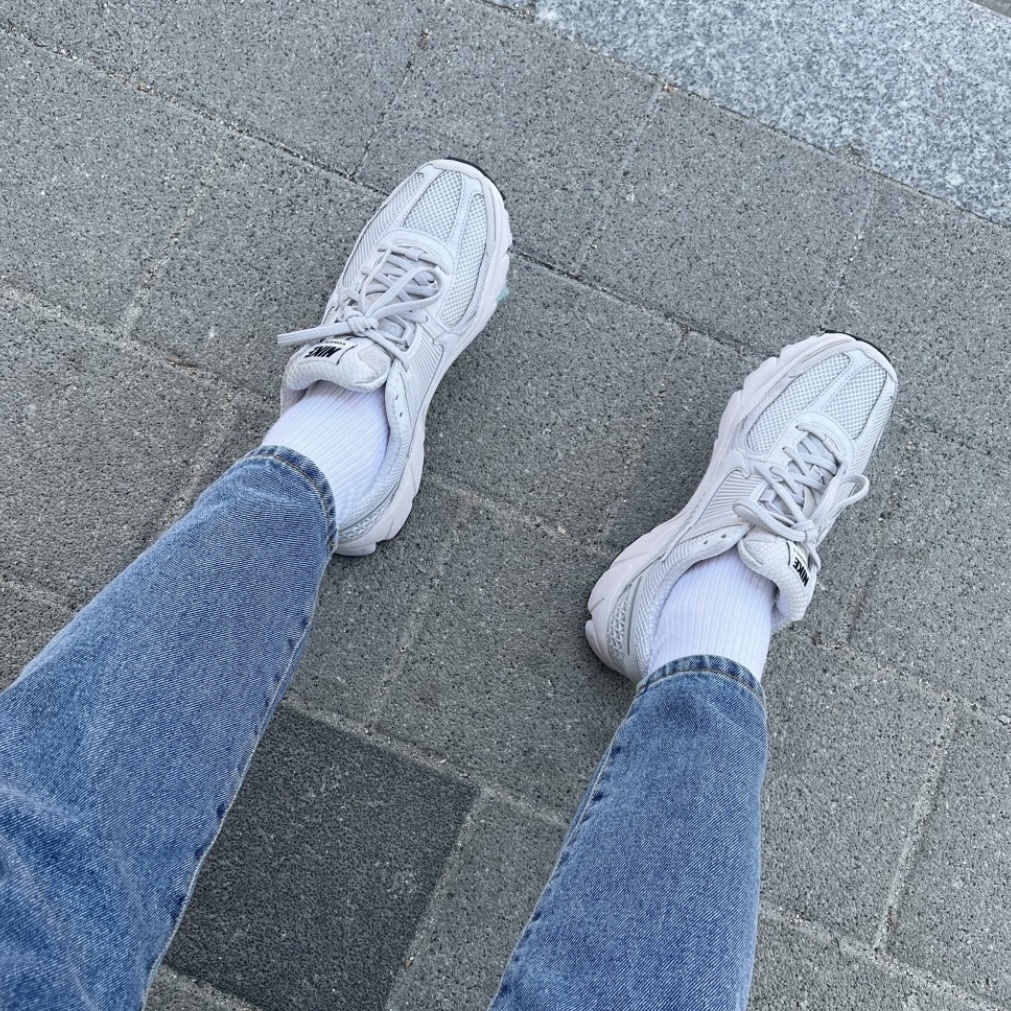 Nike Zoom Vomero 5 SP Vast Grey 2023, Nike Zoom Vomero 5 PRM Light Iron Ore and Flat Fewter 착용 스타일 - 1