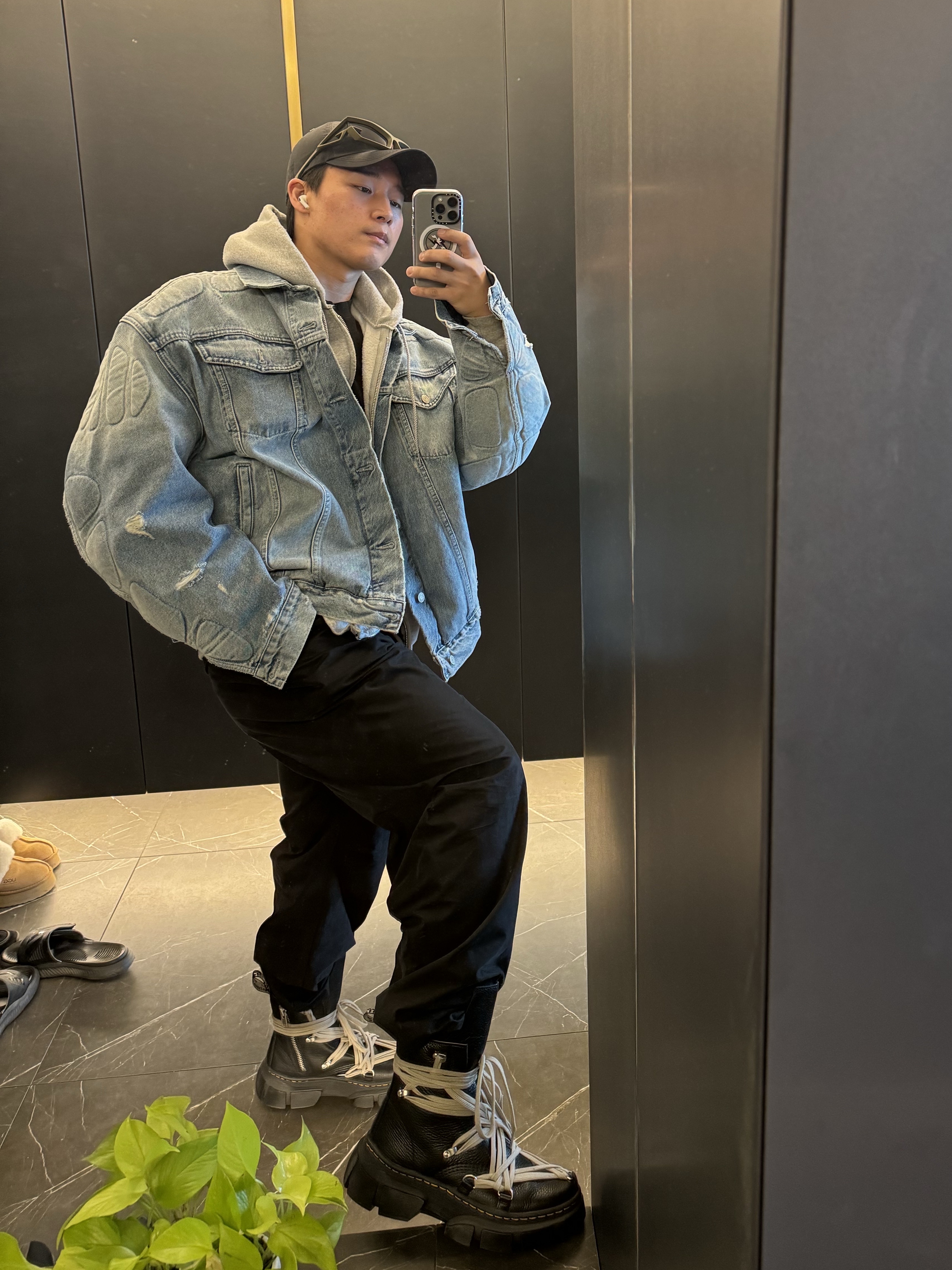 Yeezy Gap Engineered By Balenciaga Padded Denim Jacket Blue 착용 스타일