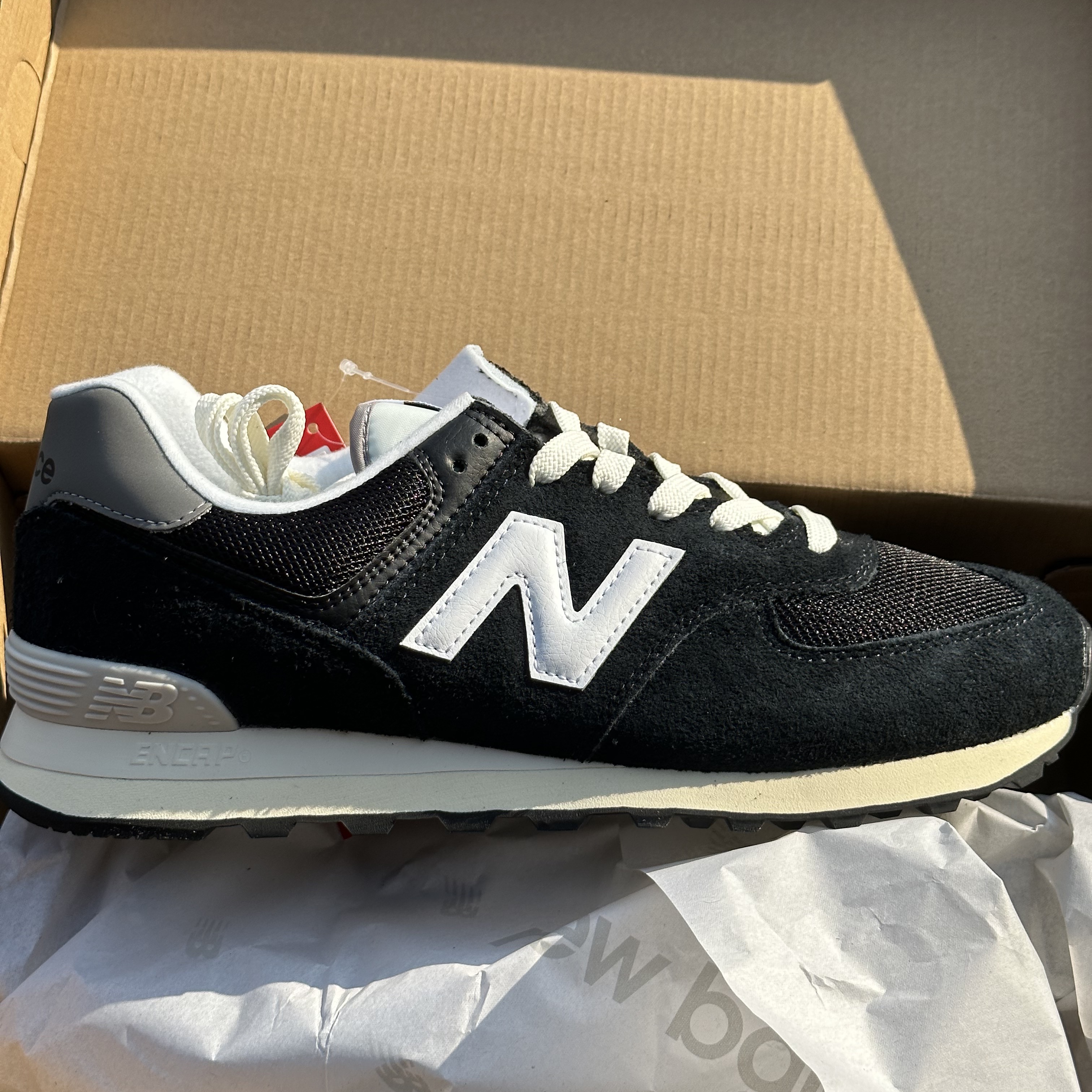 New Balance 574 Heritage Deep Black 착용 스타일
