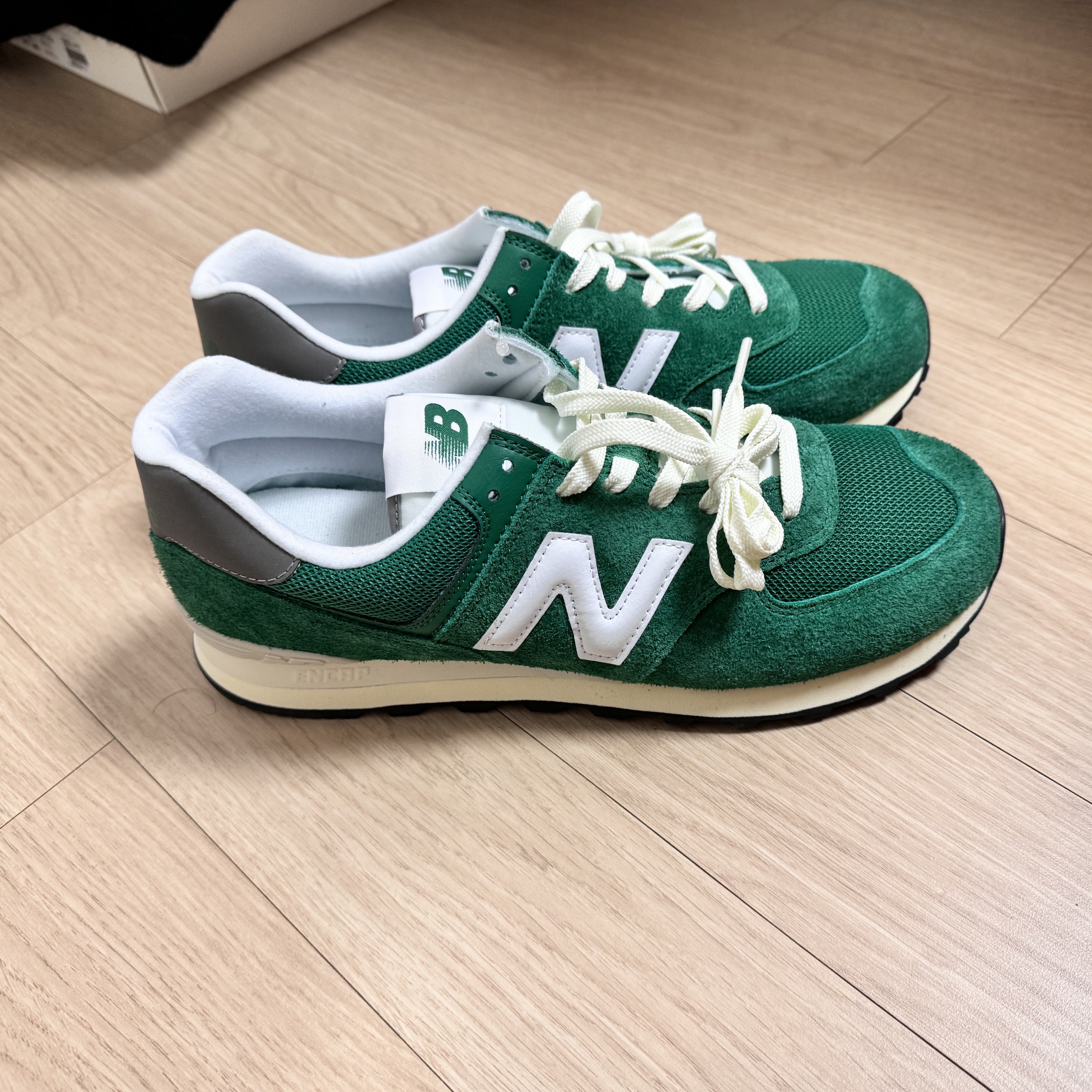 New Balance 574 Heritage Grass Green 착용 스타일
