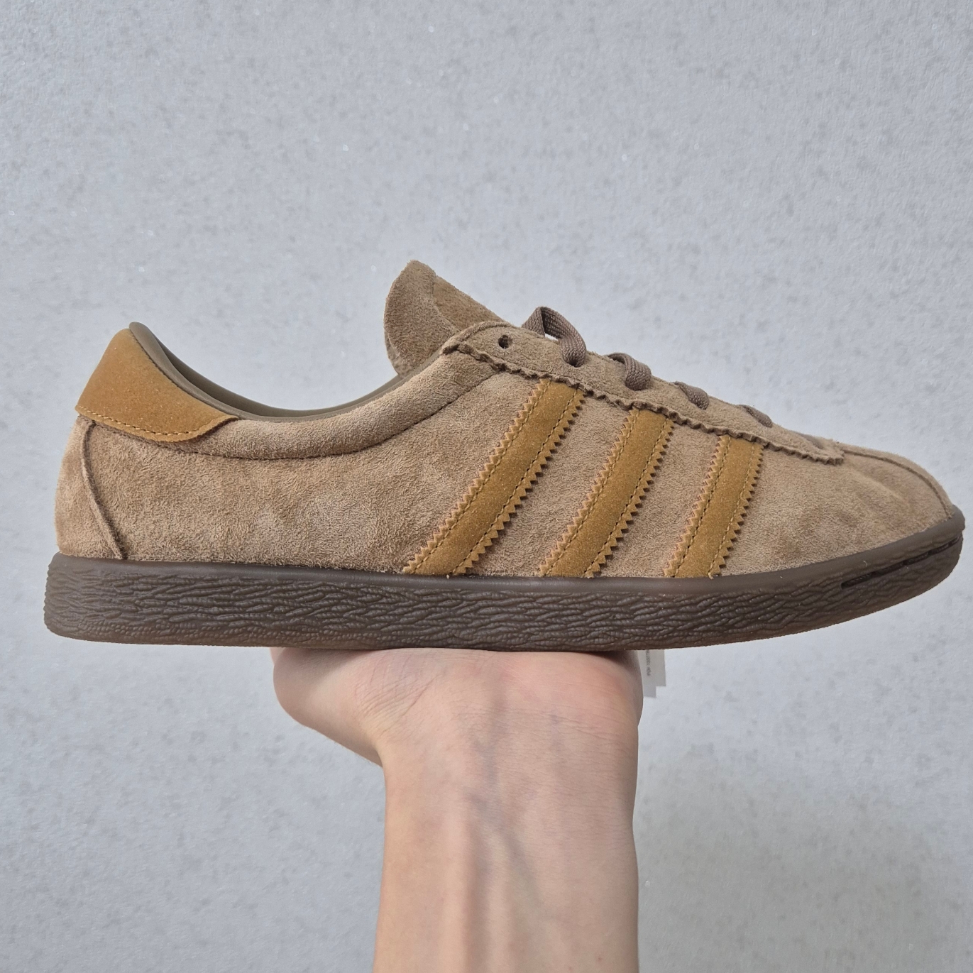 Adidas Tobacco Pantone Mesa 착용 스타일