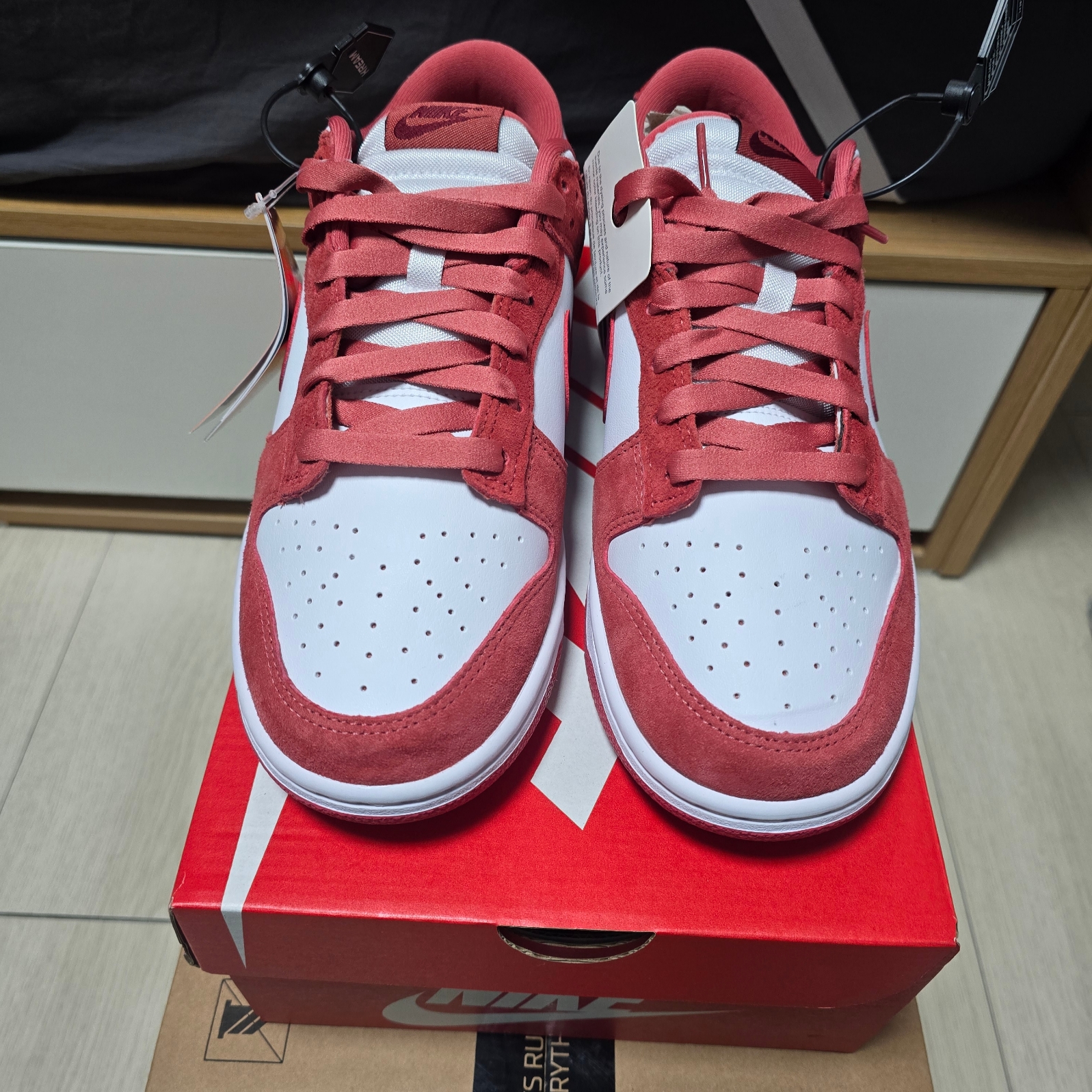 (W) Nike Dunk Low Valentine Day White Adobe 착용 스타일 - 3