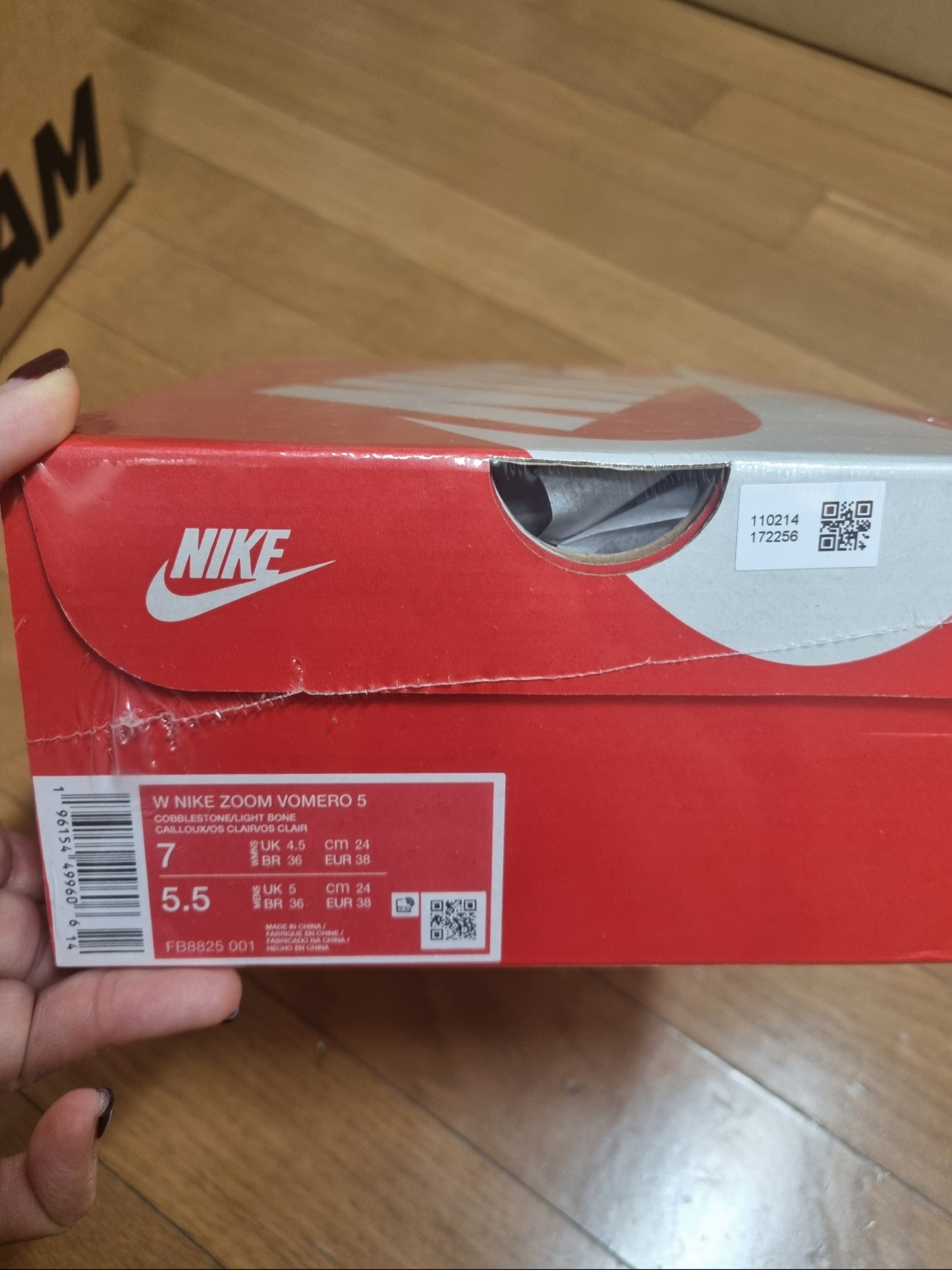 (W) Nike Zoom Vomero 5 Cobblestone and Flat Pewter 착용 스타일 - 1
