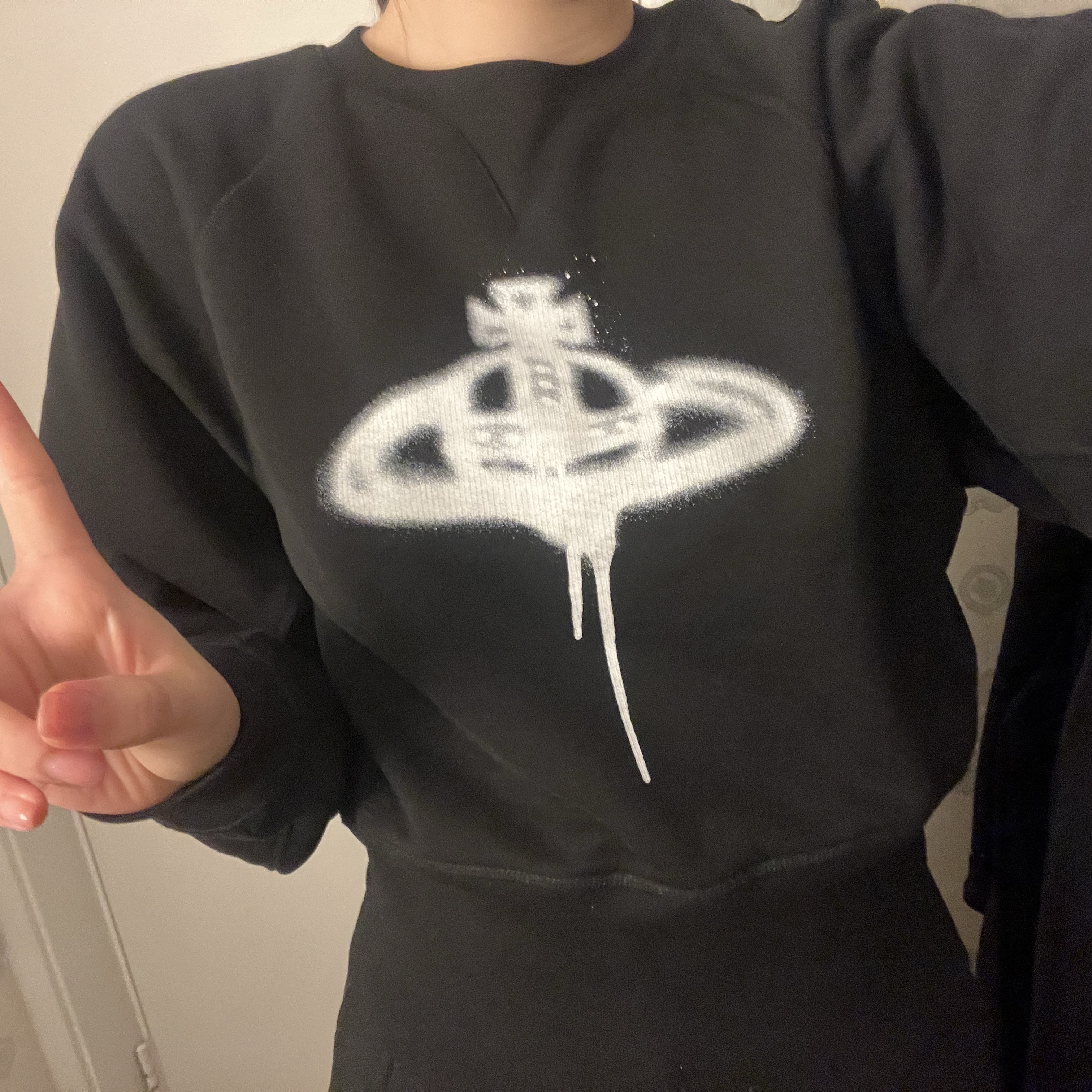 (W) Vivienne Westwood Spray Orb Athletic Sweatshirt Black 착용 스타일