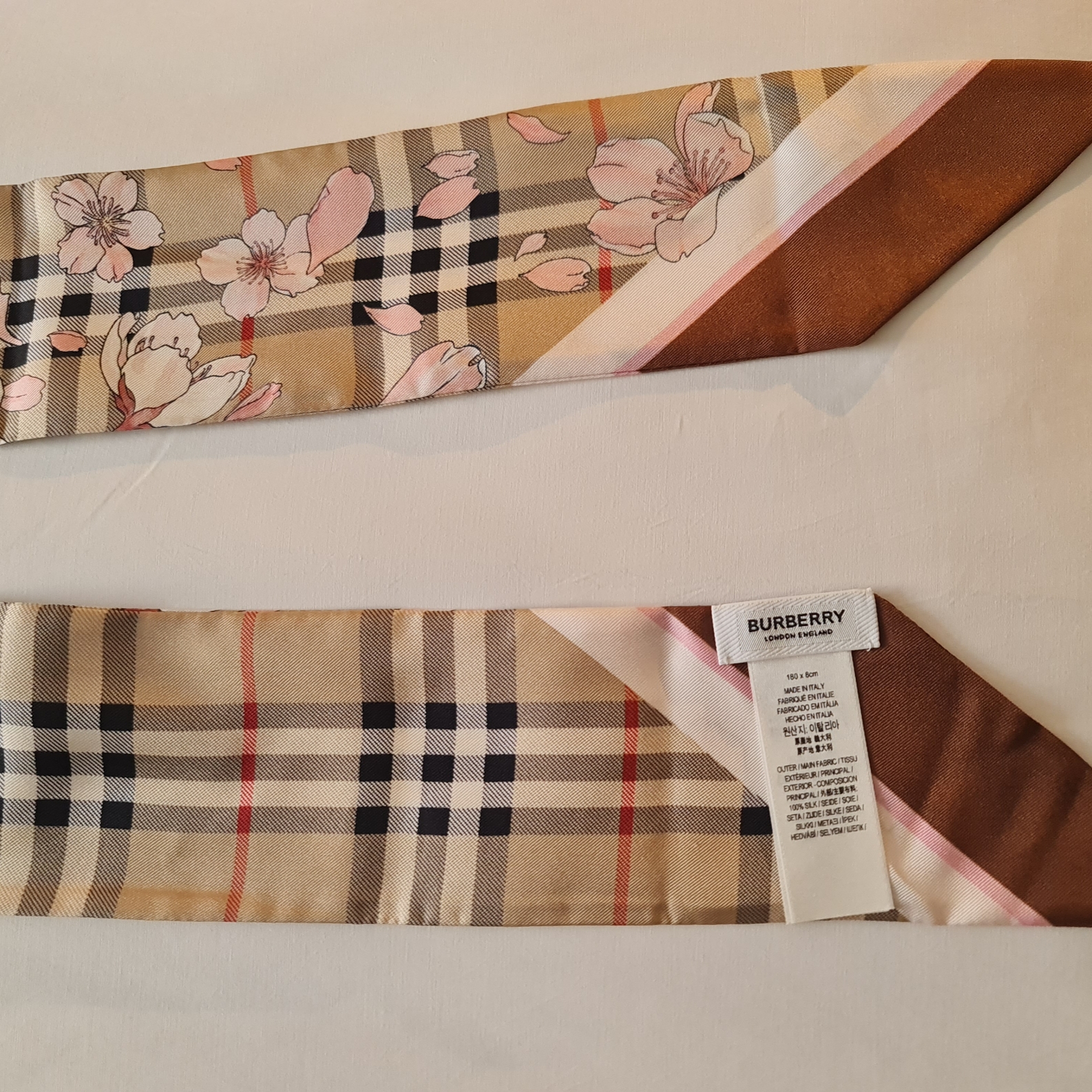 Burberry Floral Check Print Silk Skinny Scarf 착용 스타일 - 1